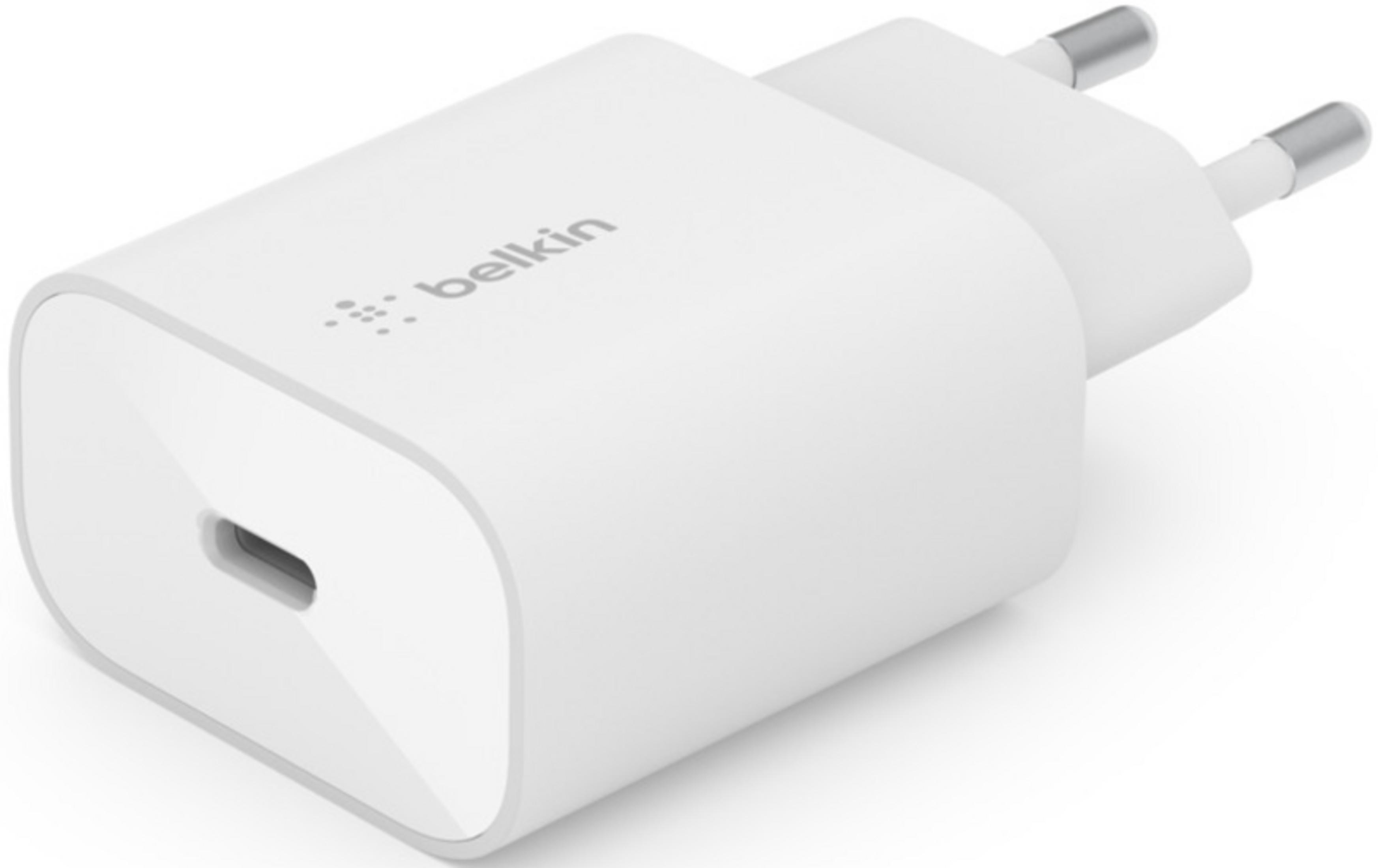Un caricatore Belkin USB-C bianco con due pin argentati.