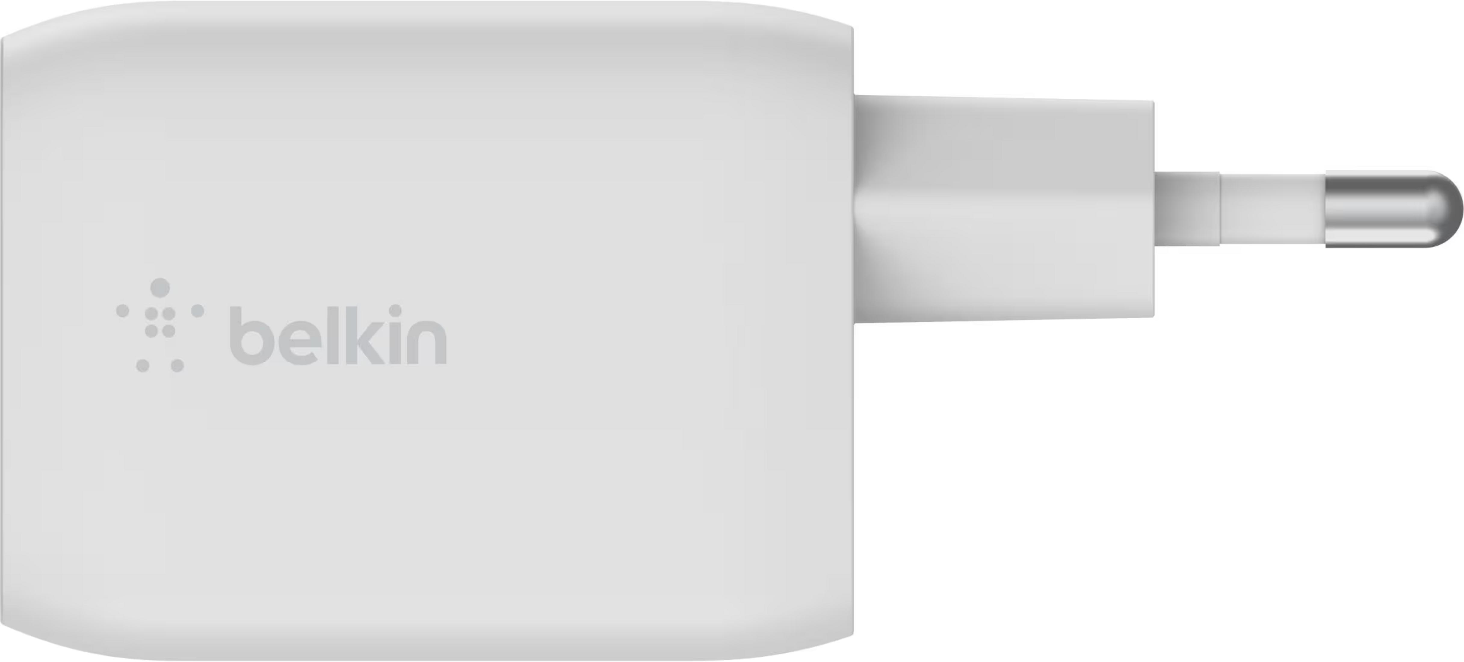 Un alimentatore Belkin bianco con spina argentata.