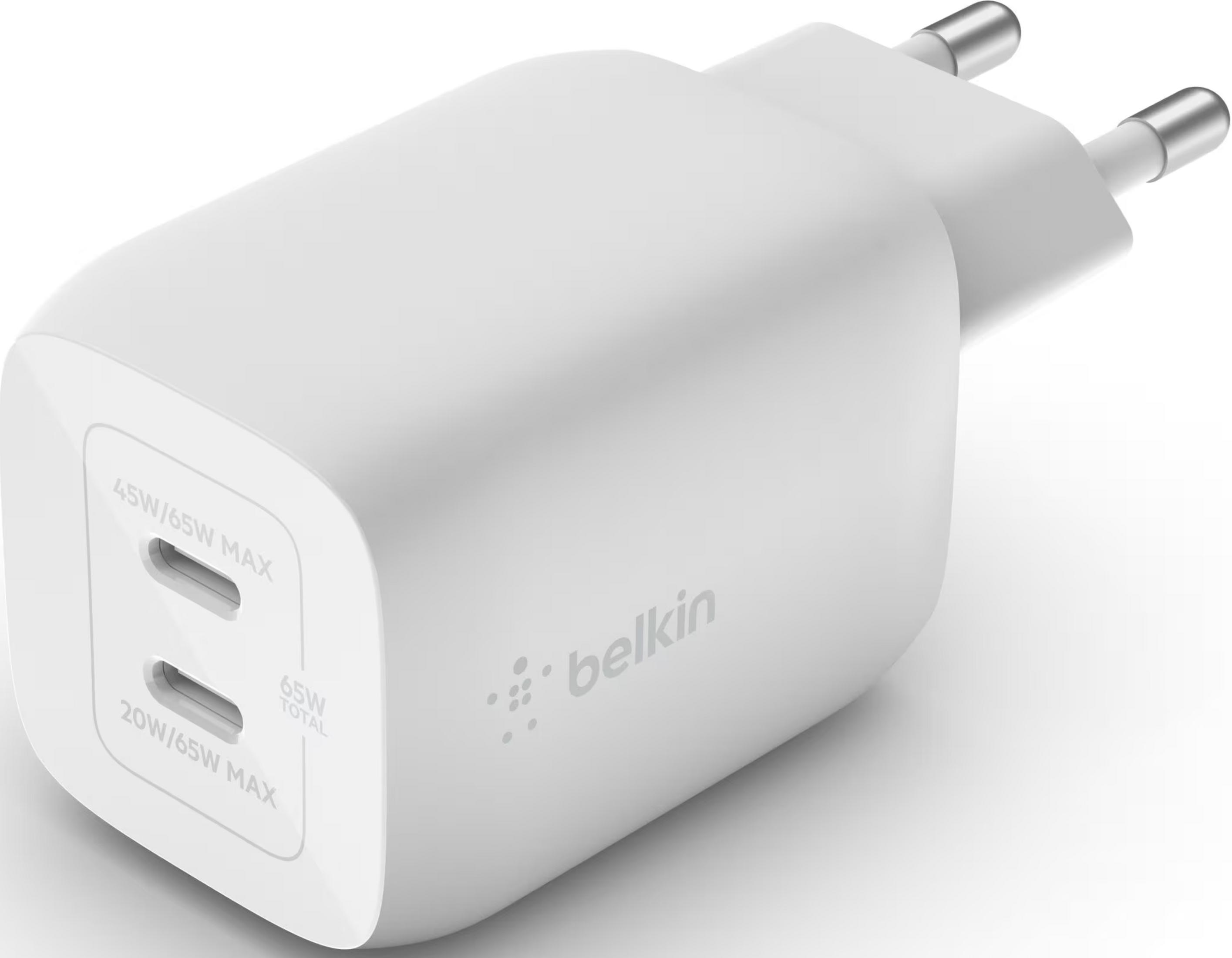 Adattatore di corrente Belkin bianco con due porte USB-C e pin argentati.
