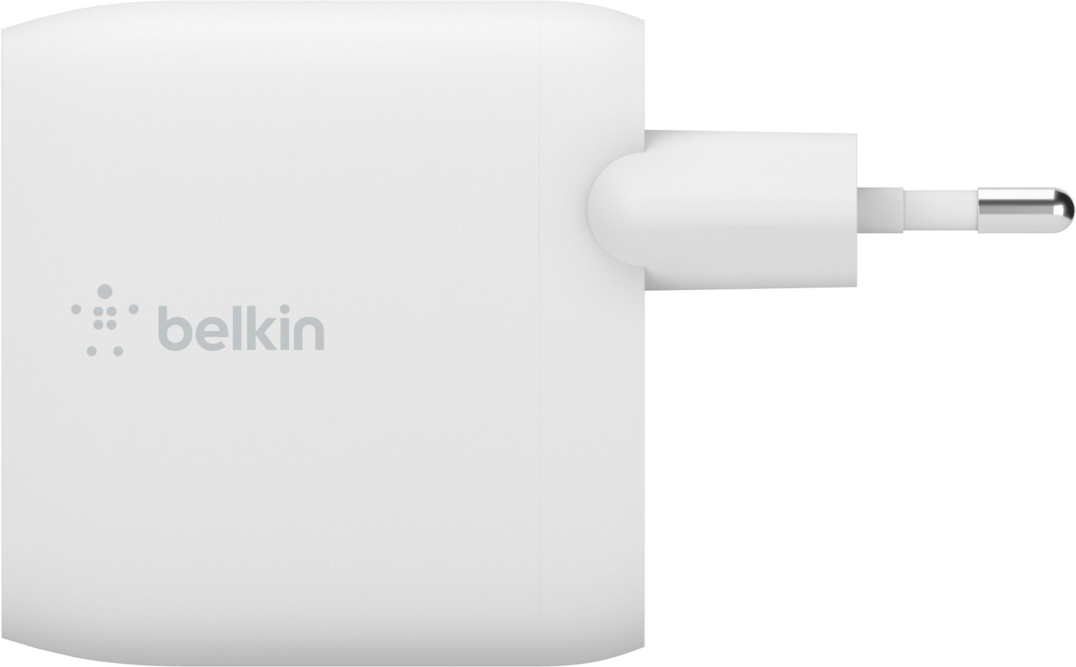 Un alimentatore Belkin bianco con due pin piatti.