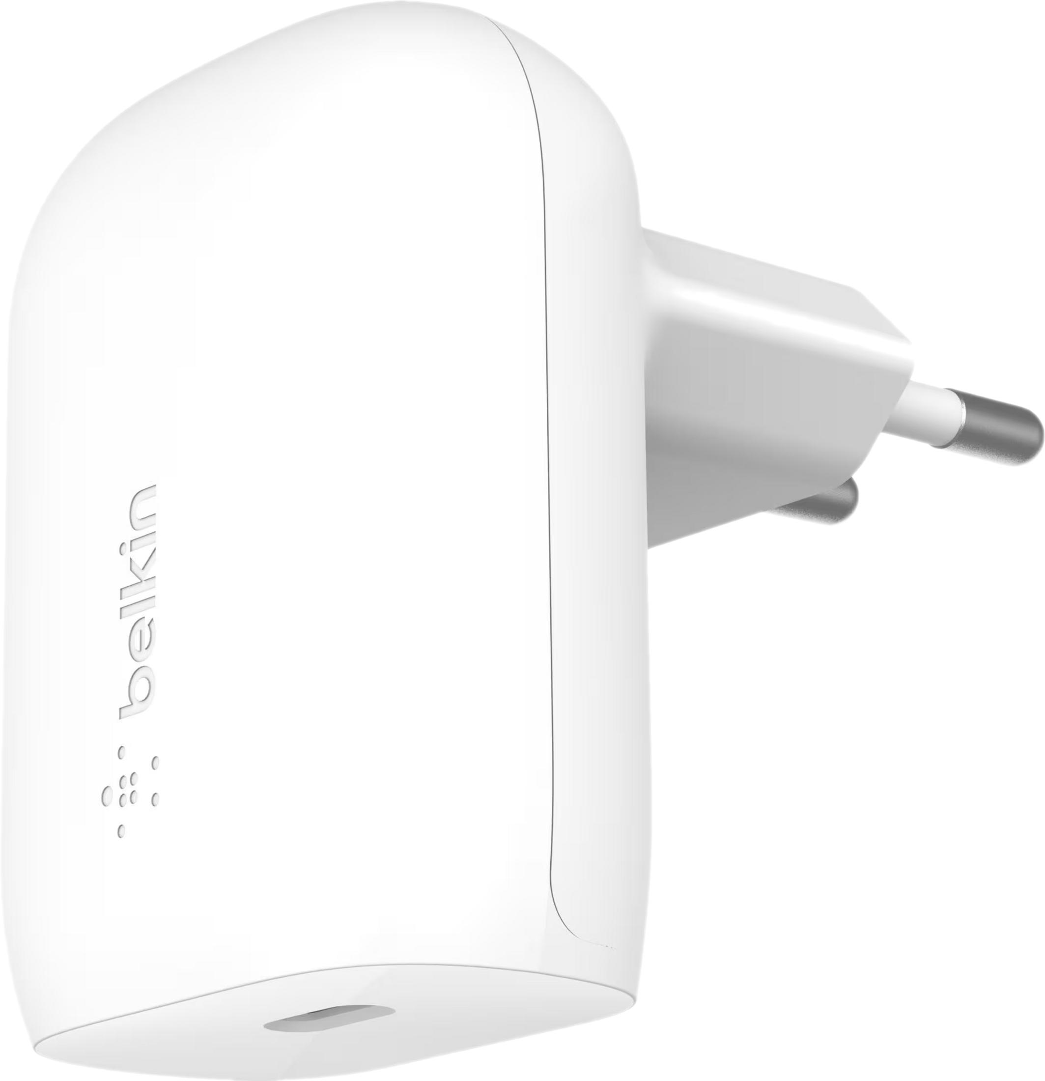 Un adattatore di corrente Belkin bianco con due pin metallici.