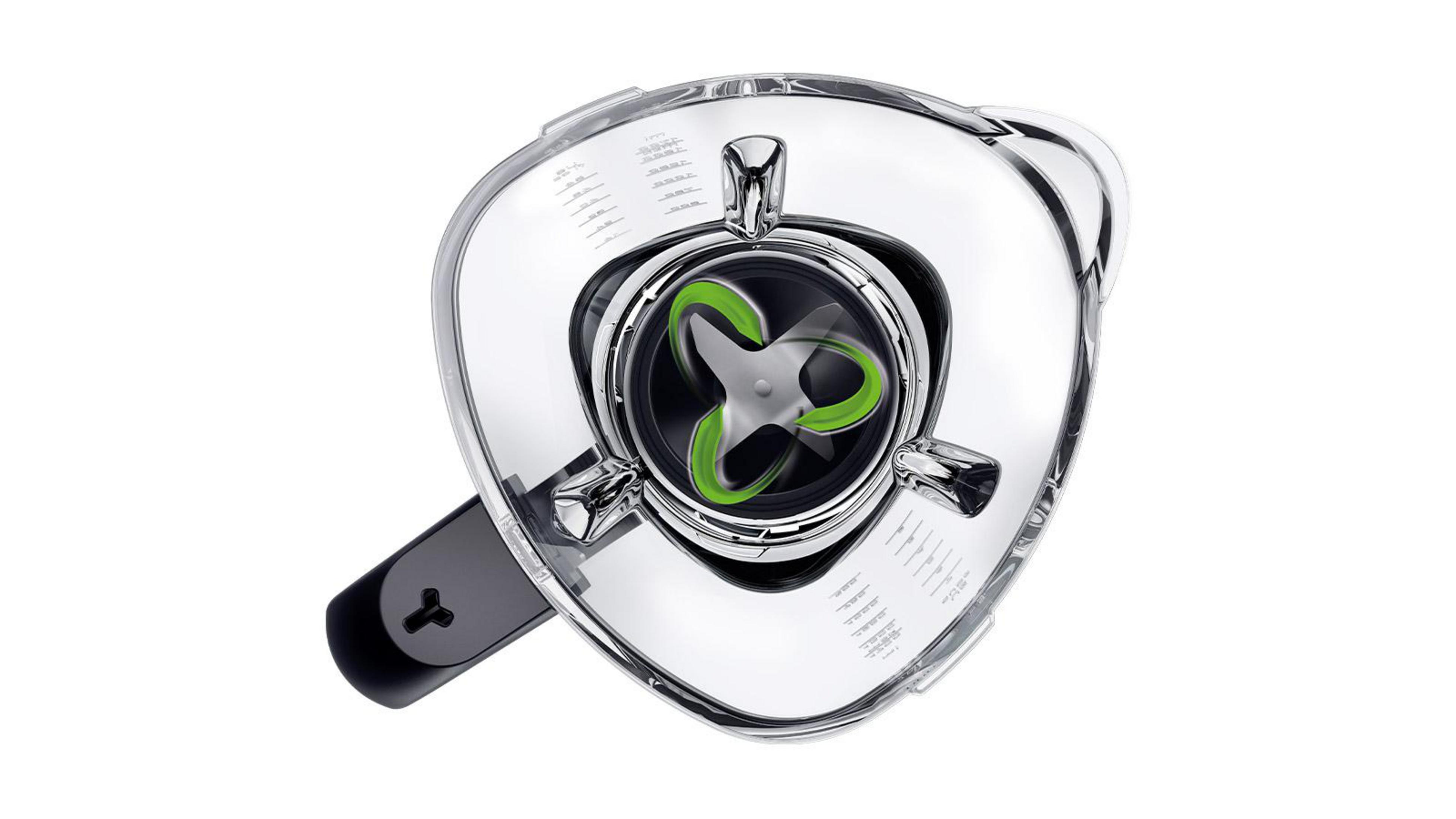 Transparenter Mixerbehälter mit Messskala, silbernem Griff und grünen Klingen.