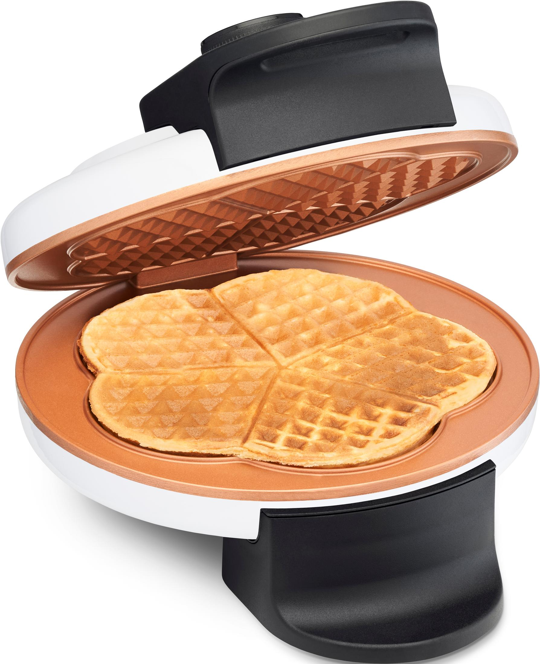 Ein offener Herz-Waffelautomat mit einem goldbraunen Waffel darin.