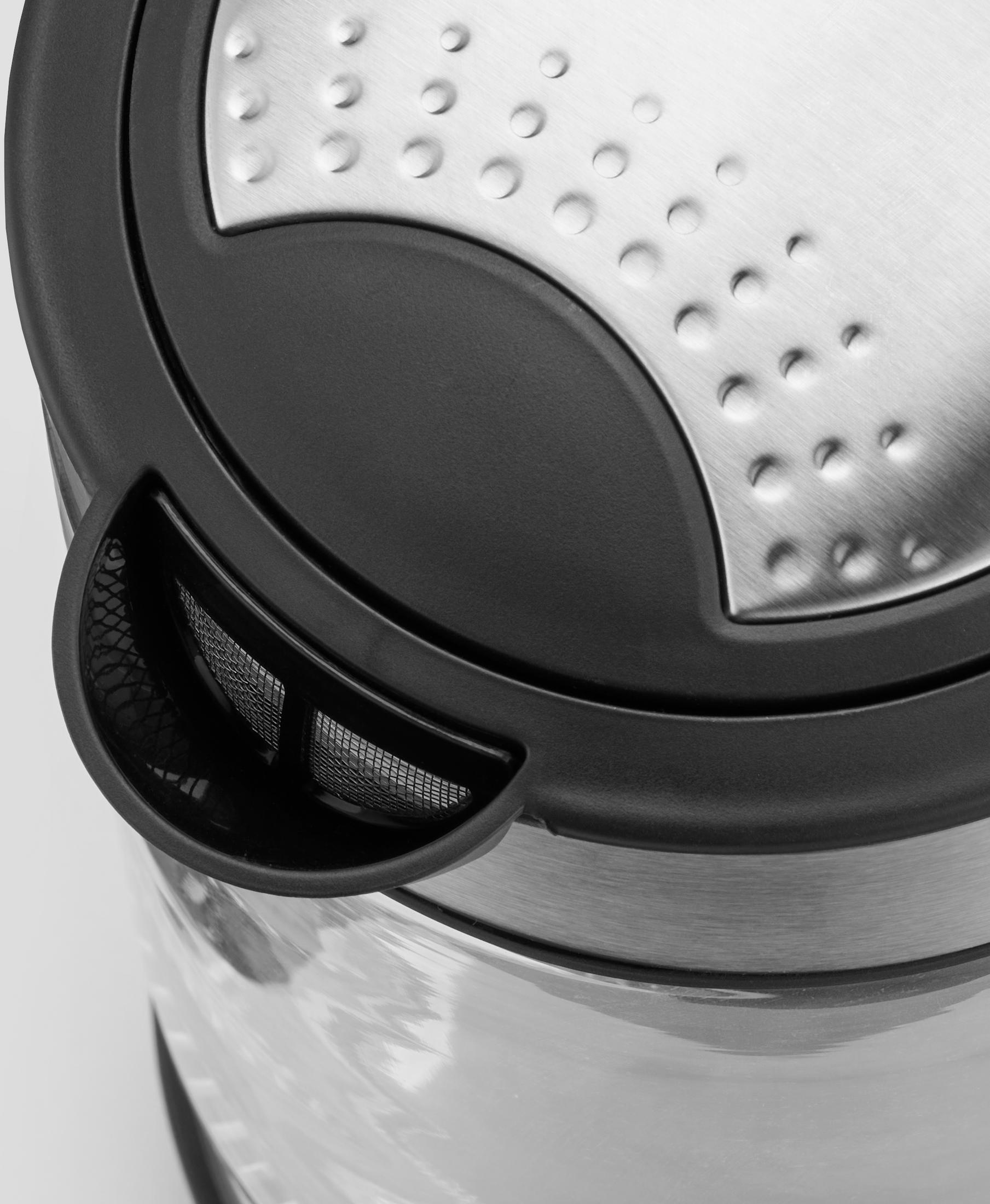 Zbliżenie pokrywy czajnika z metalową wkładką i czarnym plastikiem.