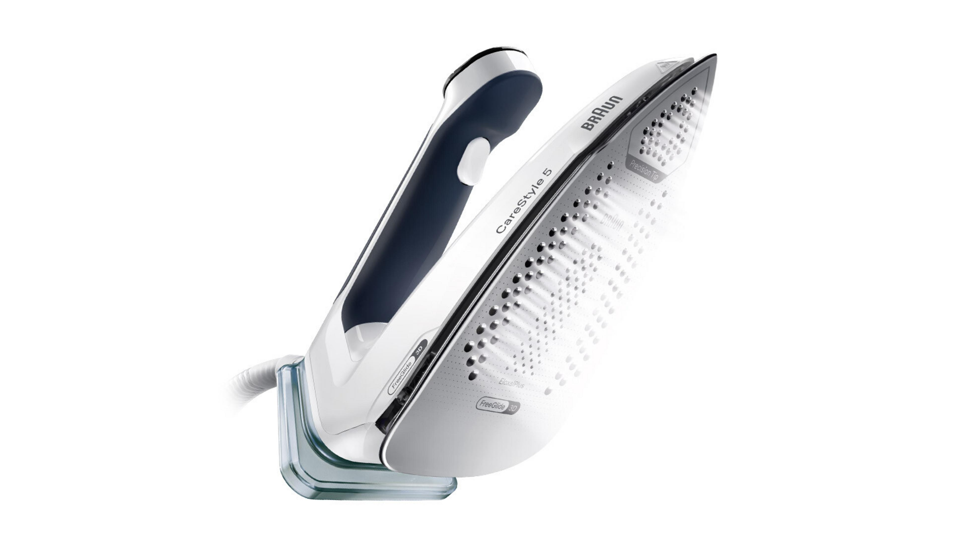 Ein weißer und dunkelblauer Braun CareStyle 5 Bügeleisen mit Dampf auf einem Ständer.