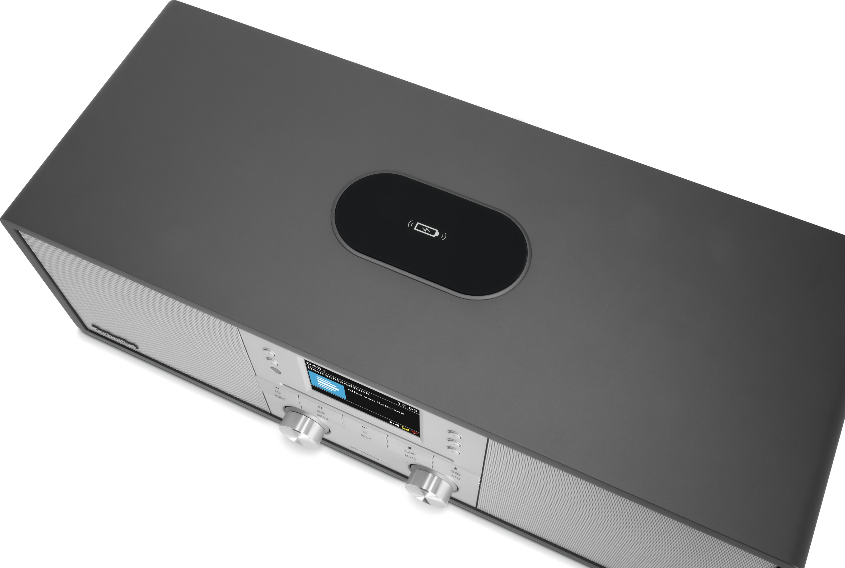 Radio DAB+ grigia con simbolo di ricarica e display, controlli argentati.