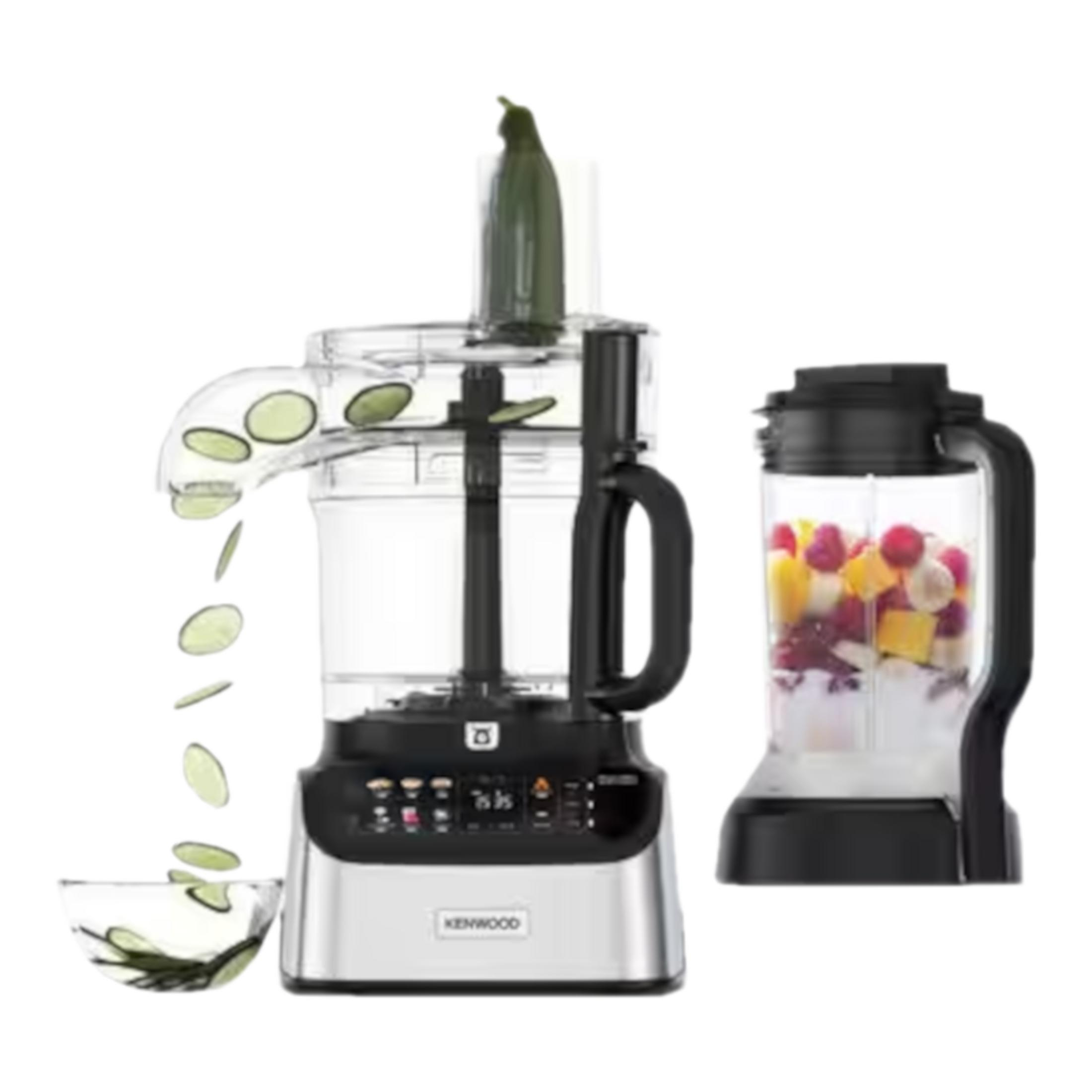 Un food processor affetta cetrioli, un frullatore contiene frutta e yogurt.