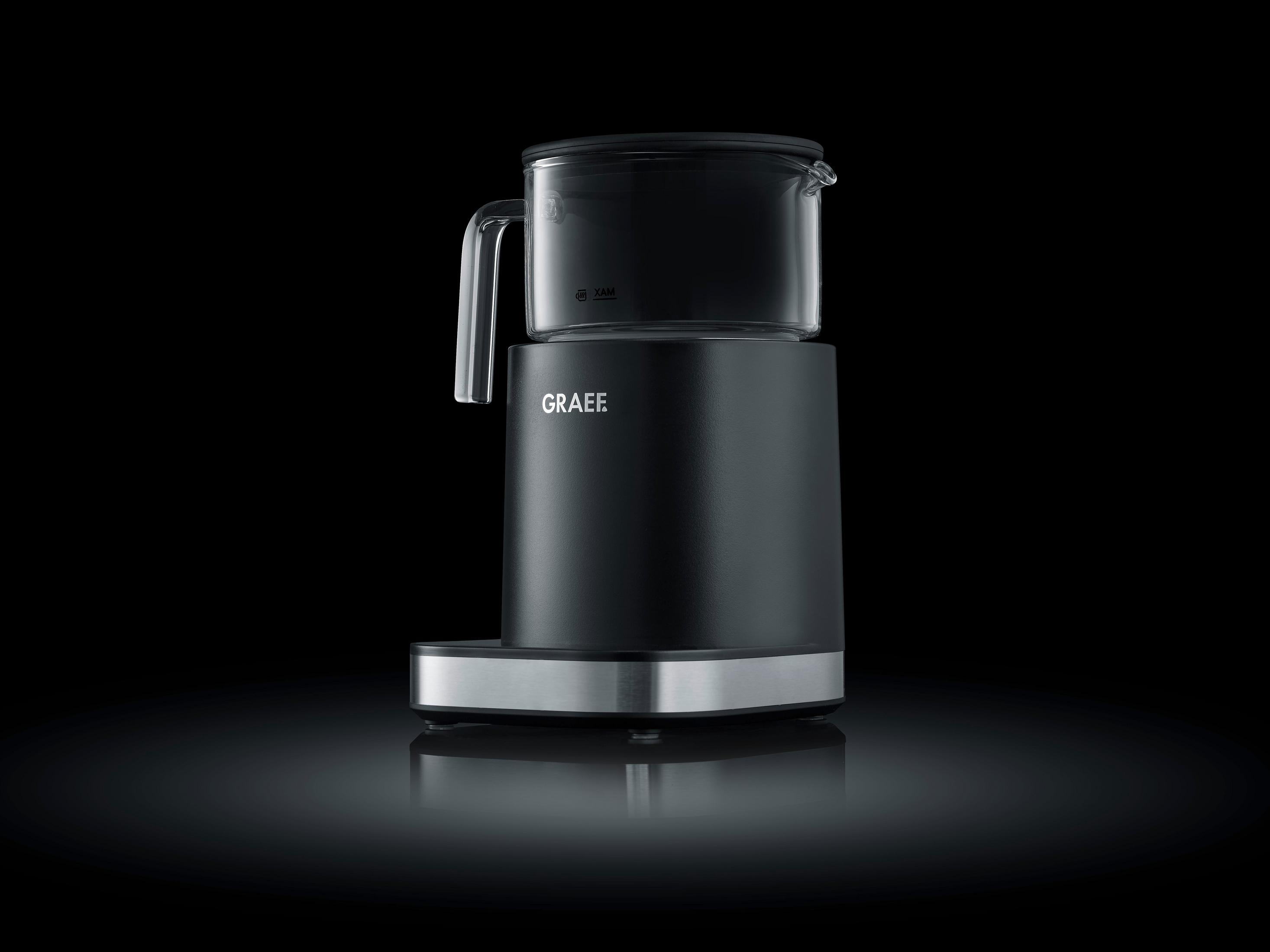 Czarny ekspres do kawy ze szklanym dzbankiem i srebrną podstawą na czarnym tle.