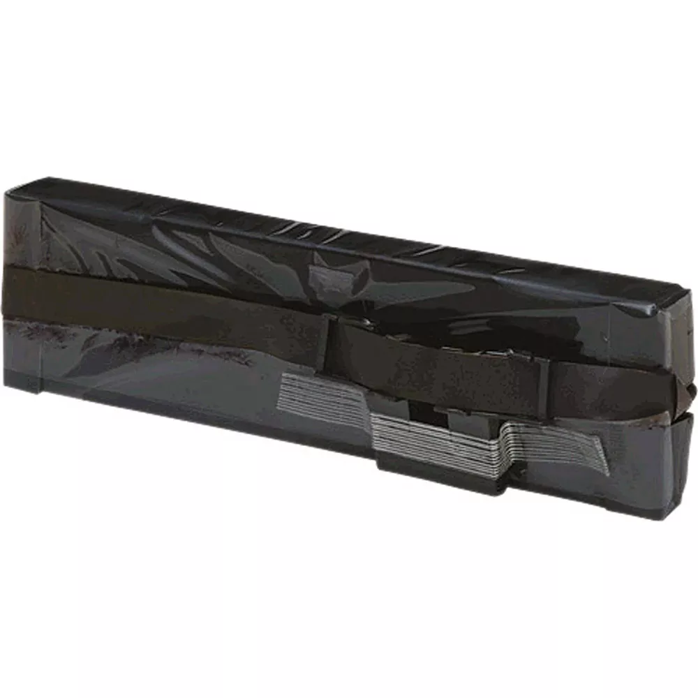 Un oggetto rettangolare nero avvolto in plastica nera. Diverse fasce lo tengono insieme.
