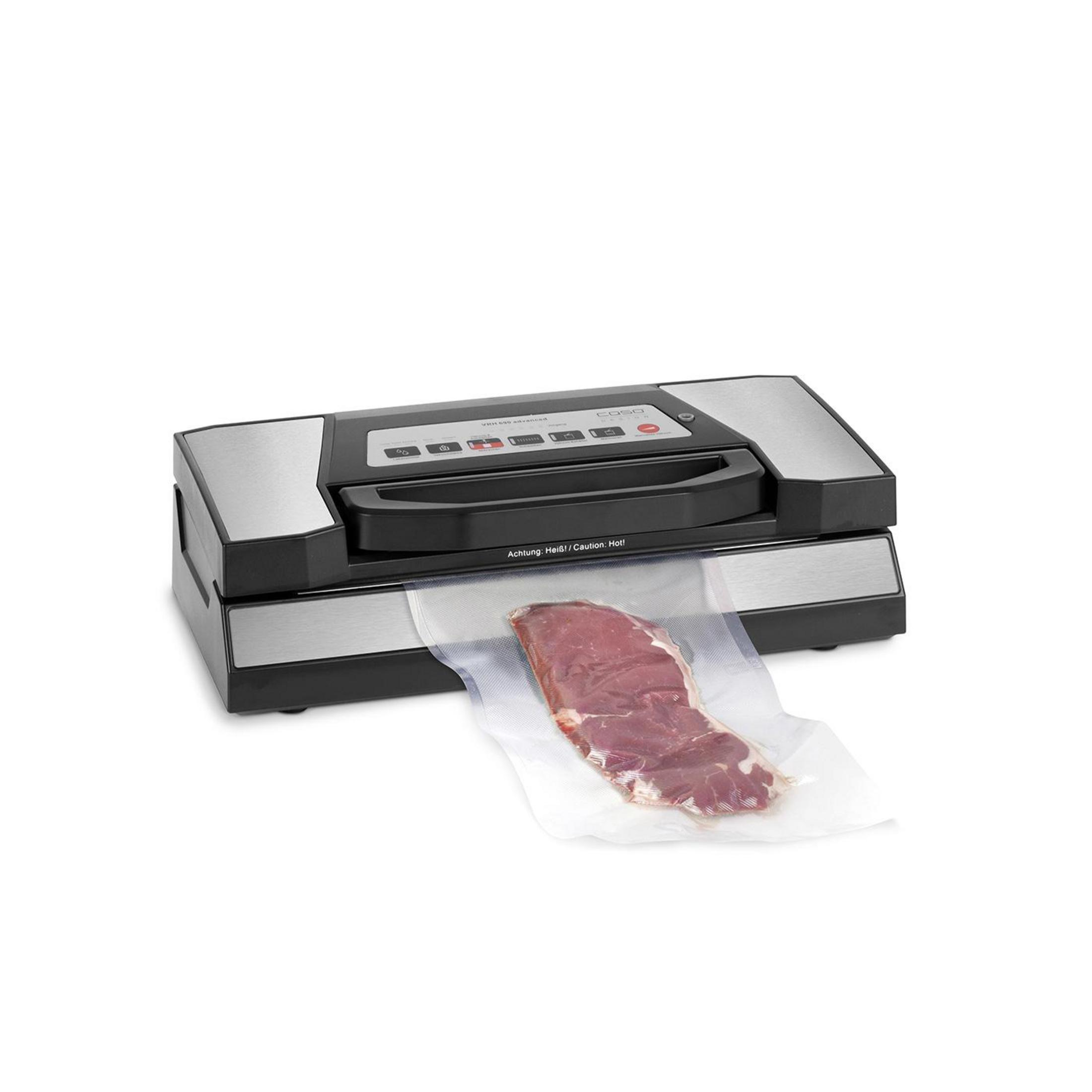 Ein Vakuumierer versiegelt ein rohes Steak in einem Plastikbeutel.