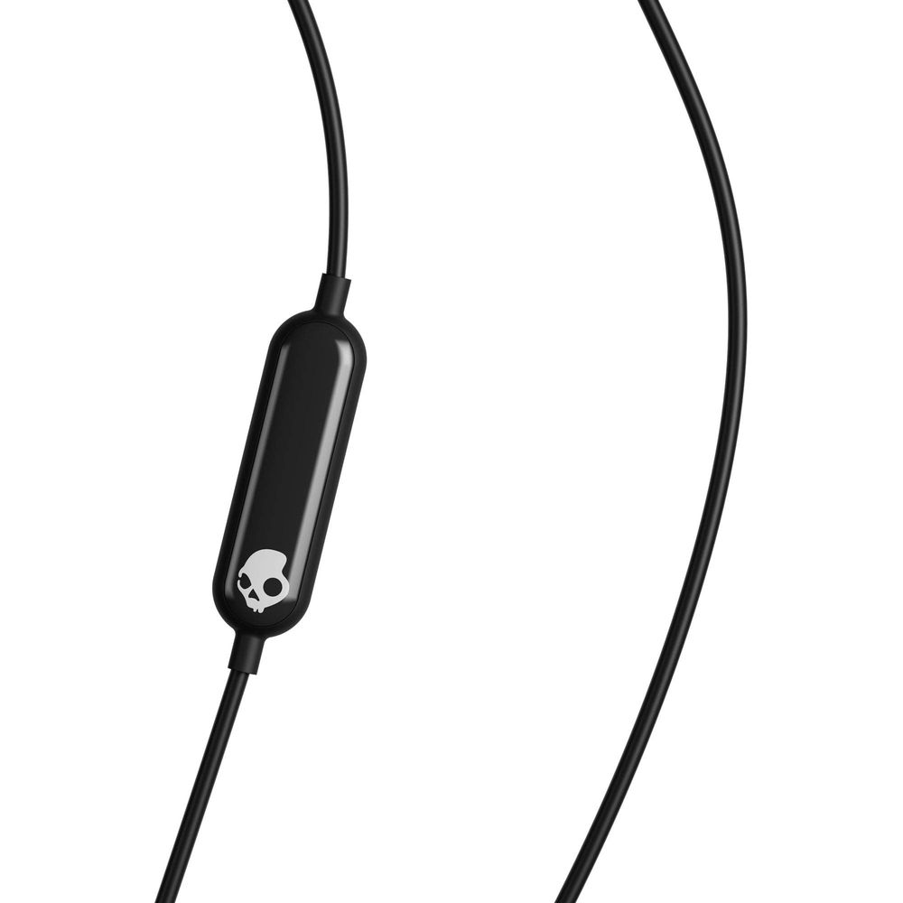 Schwarze Kopfhörerkabel mit Skullcandy-Logo auf weißem Hintergrund.