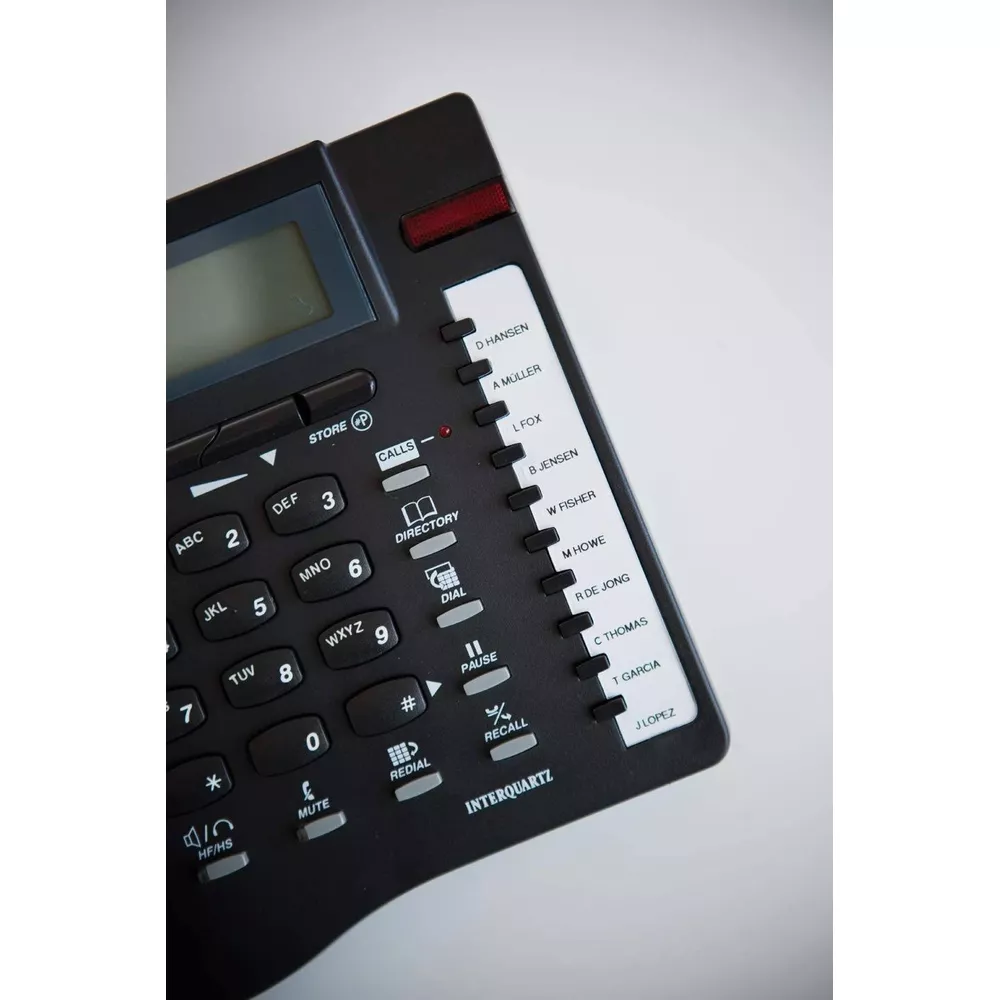 Ein schwarzes Interquartz Bürotelefon mit Bildschirm und Kurzwahltasten.
