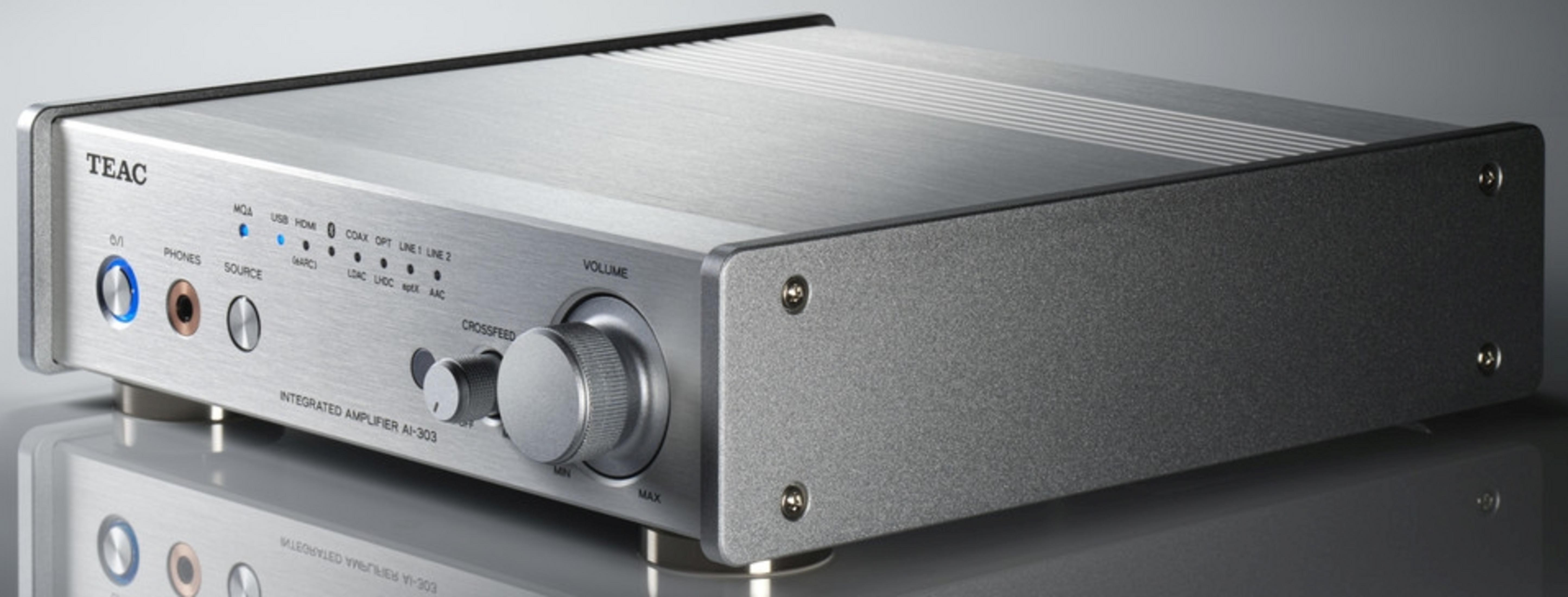 Ein silberner TEAC integrierter Verstärker AI-303 mit vielen Knöpfen und Lichtern.
