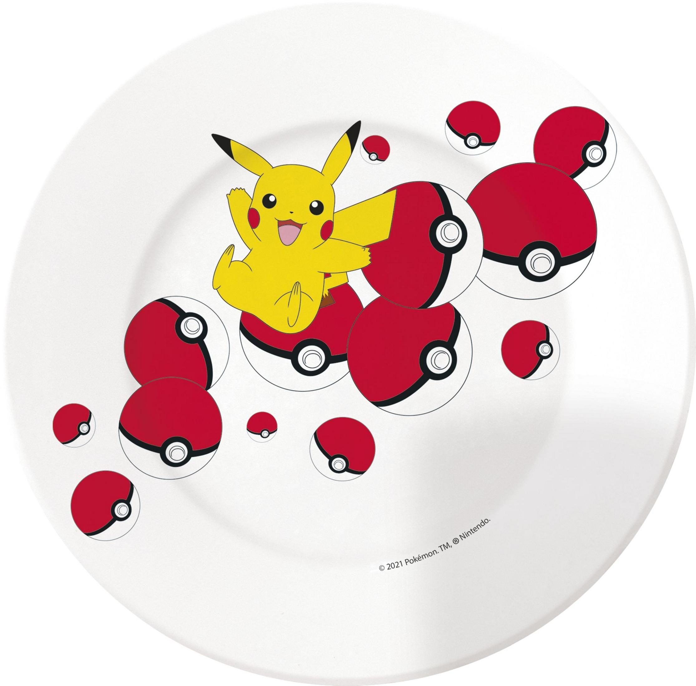 Pikachu auf einem Teller mit Pokébällen. © 2021 Pokémon. TM, ® Nintendo.