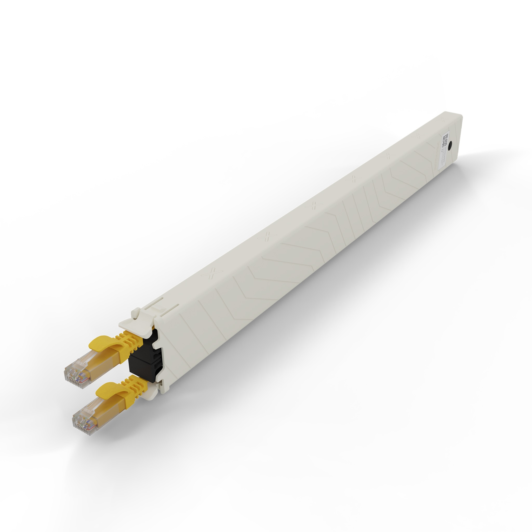 Boîtier de gestion de câbles blanc avec deux câbles Ethernet jaunes connectés.