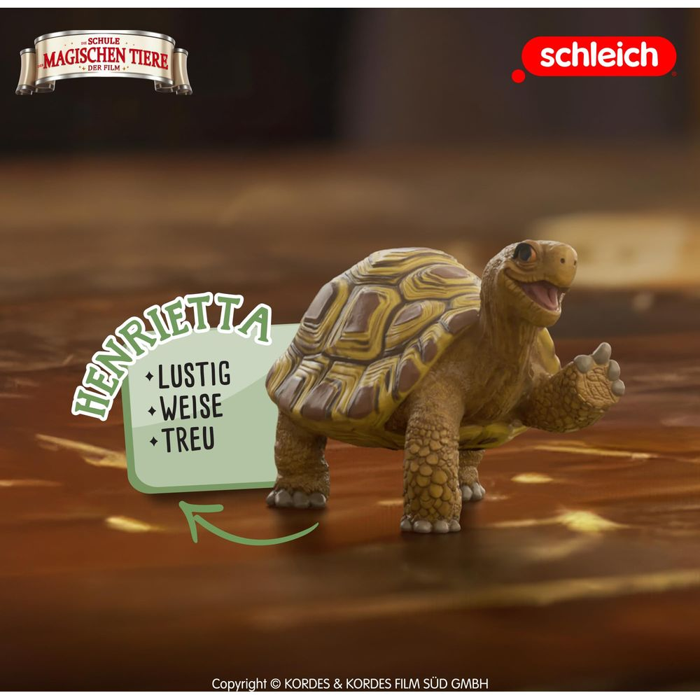 Zabawka żółw o imieniu Henrietta stoi na brązowej powierzchni z dymkiem.