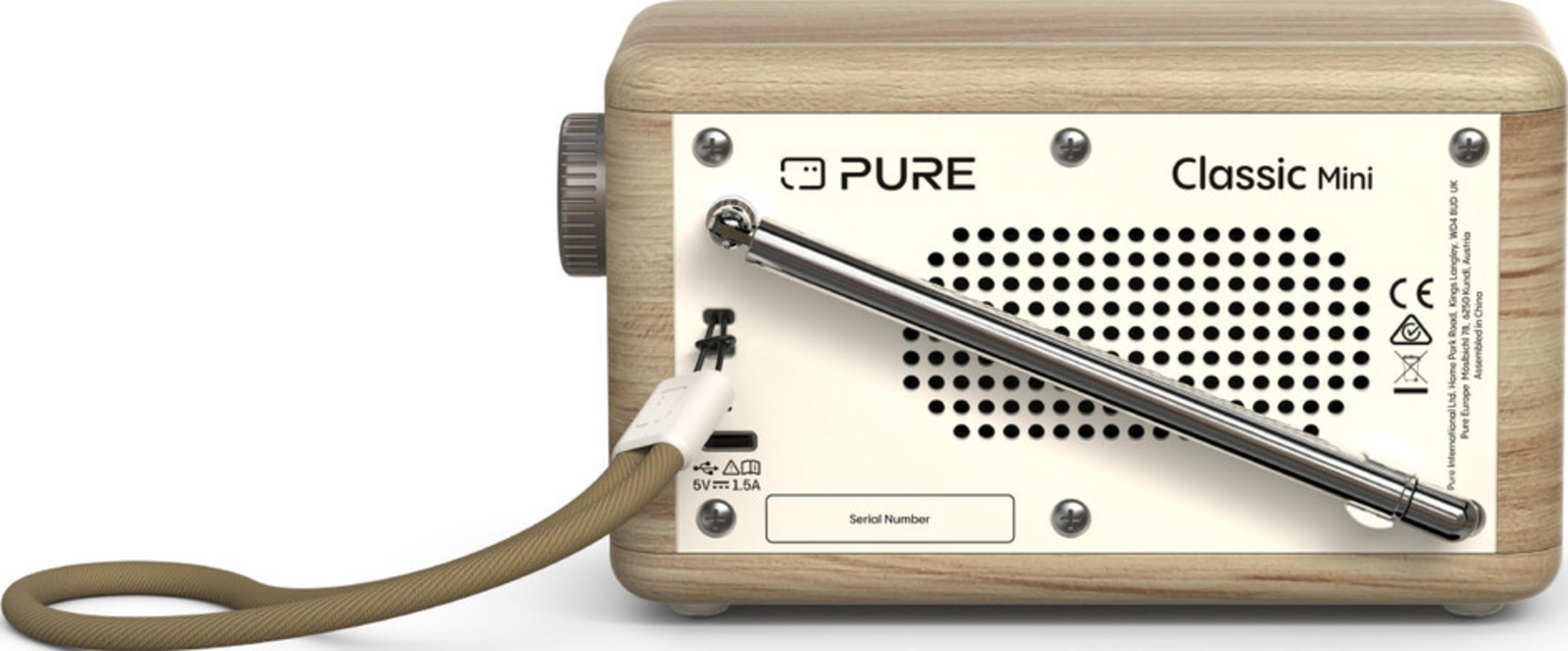 Tył drewnianego radia z wysuwaną anteną, portem USB i etykietami.