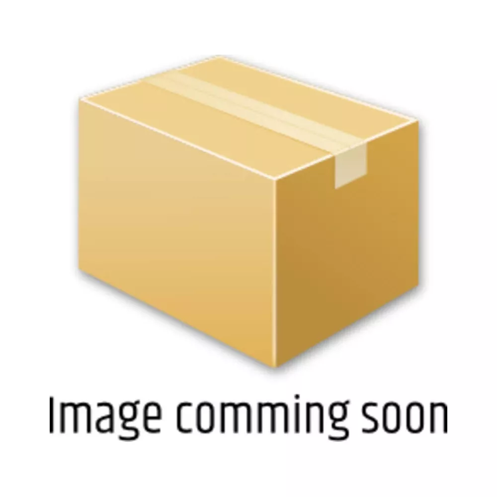 Zamknięte brązowe kartonowe pudełko z taśmą na białym tle.