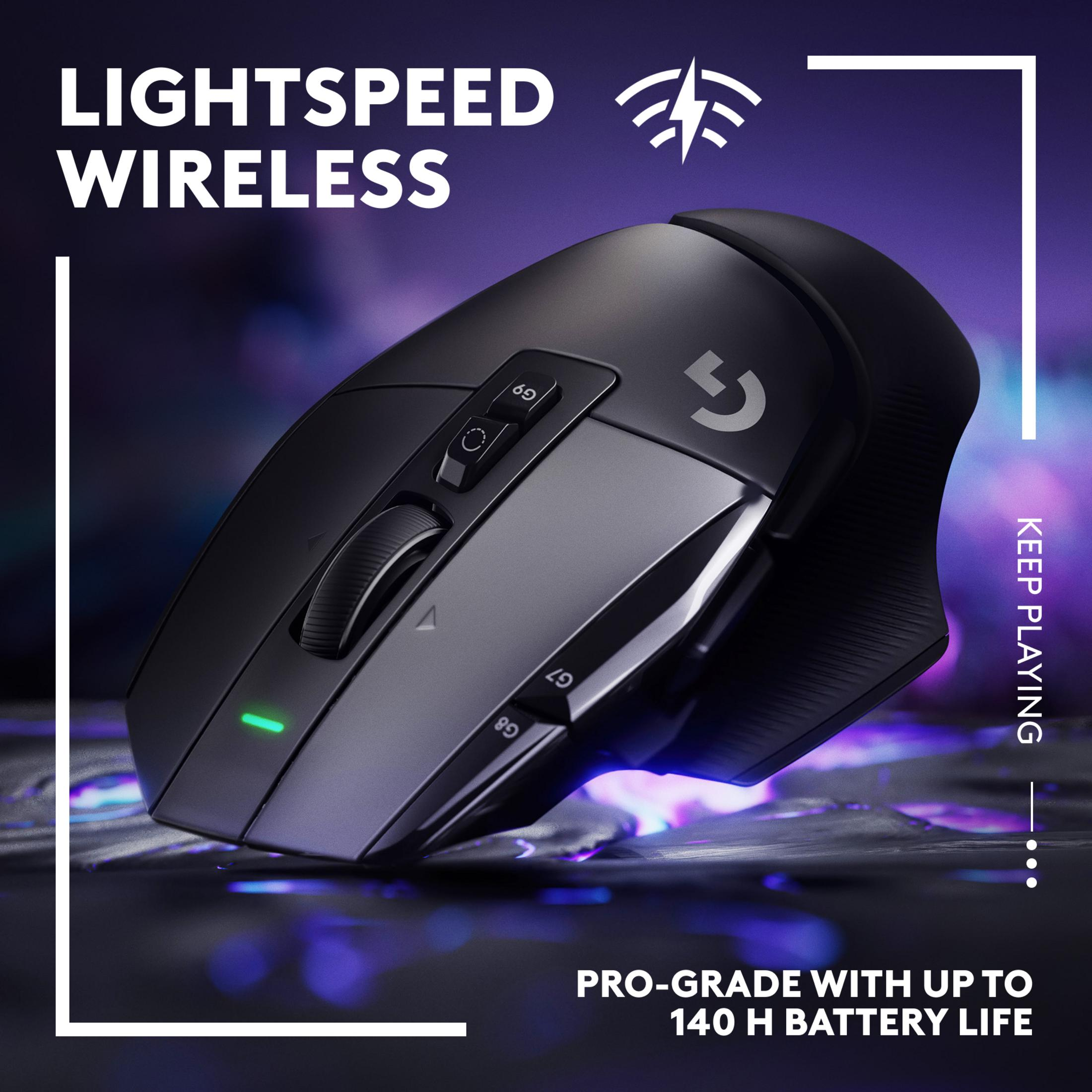 Czarna bezprzewodowa mysz gamingowa Logitech G z logo G, na ciemnej, odbijającej powierzchni z fioletowym światłem.