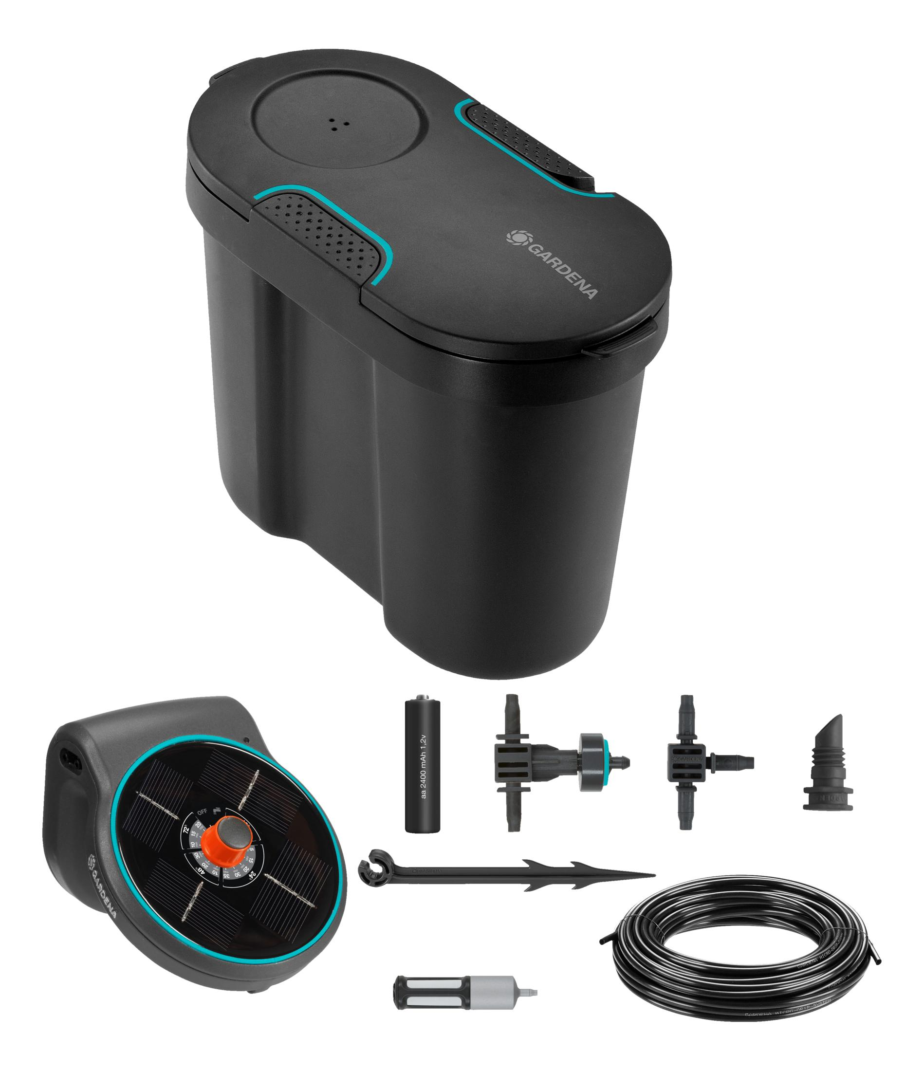 Sprzęt ogrodowy: czarny pojemnik, moduł solarny, bateria, węże, złączki.