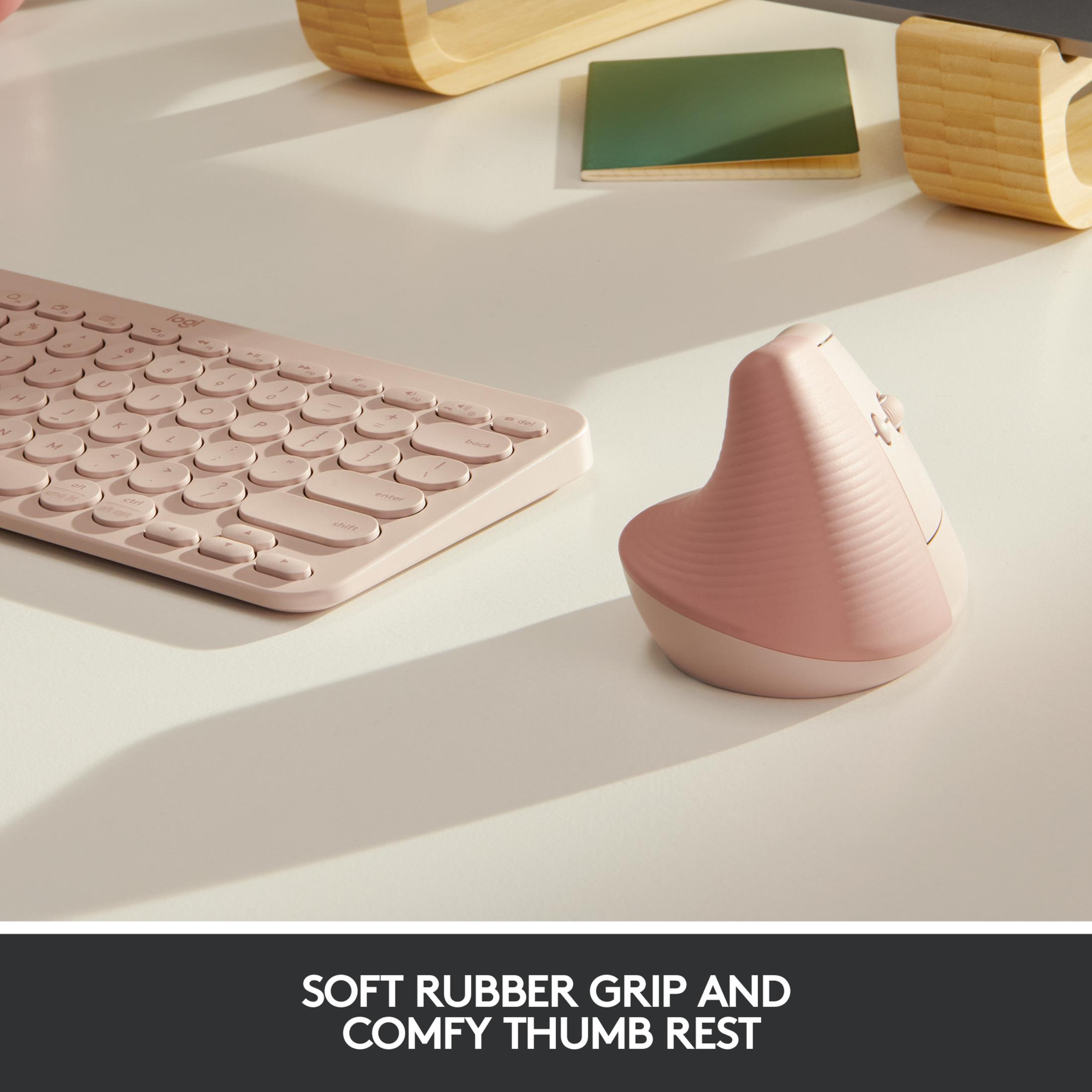 Różowa klawiatura i mysz na białym biurku.