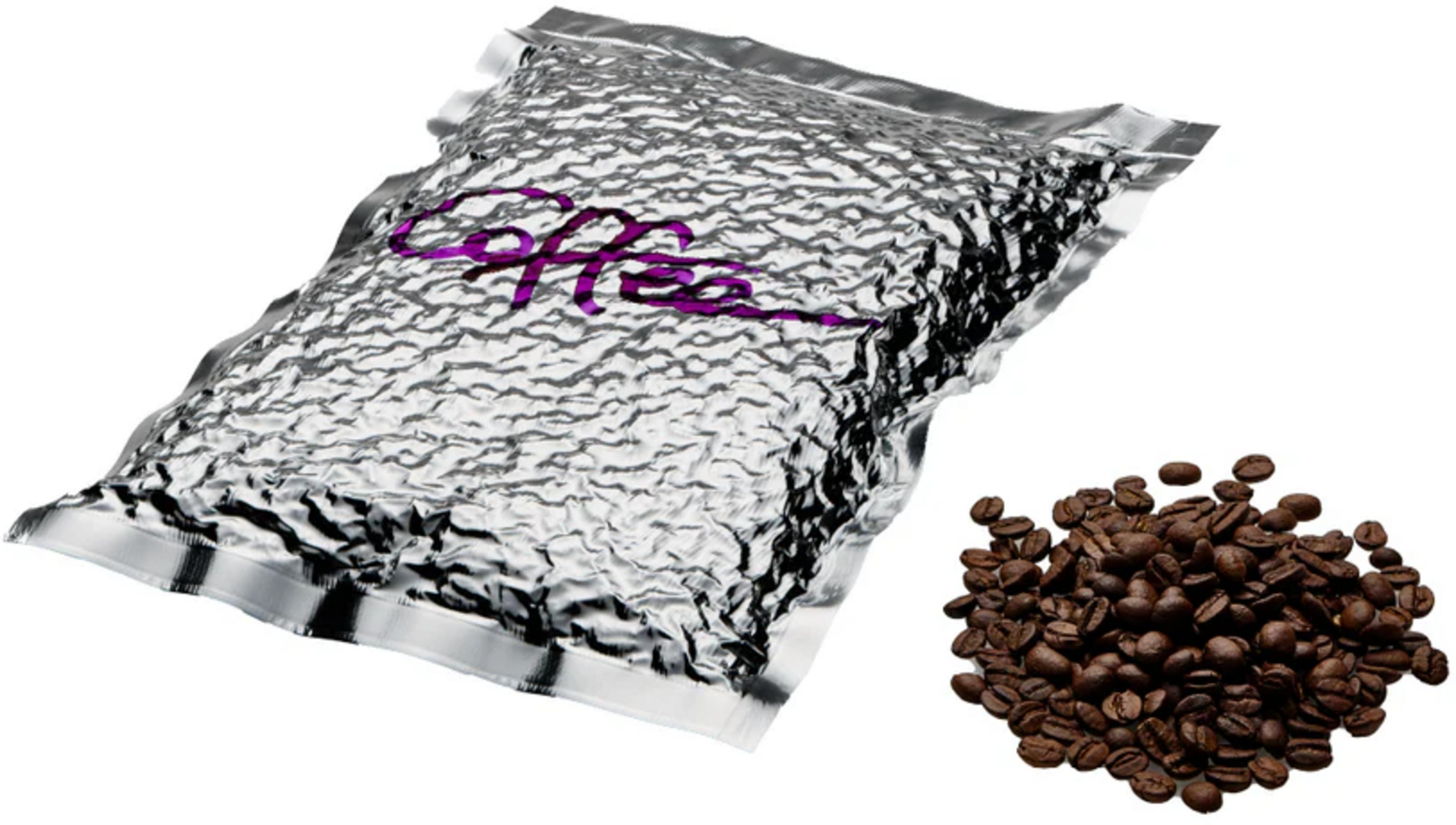 Sacchetto di caffè sigillato con scritta viola accanto a un mucchio di chicchi.