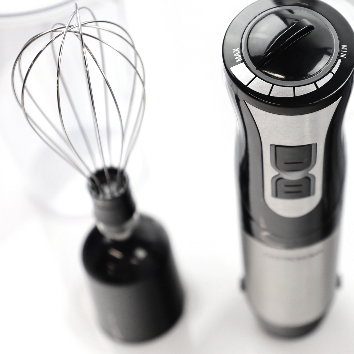 Zbliżenie blendera ręcznego z końcówką do ubijania i elementami sterującymi.