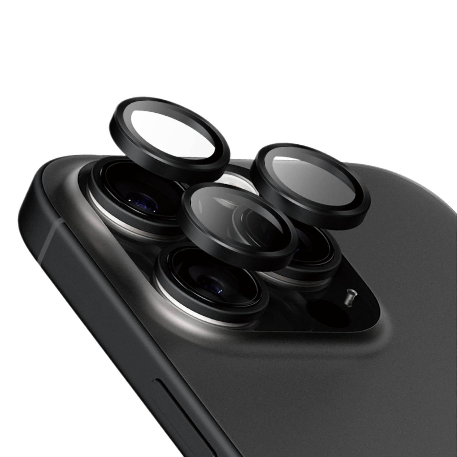 Tre obiettivi della fotocamera su un alloggiamento per smartphone nero.