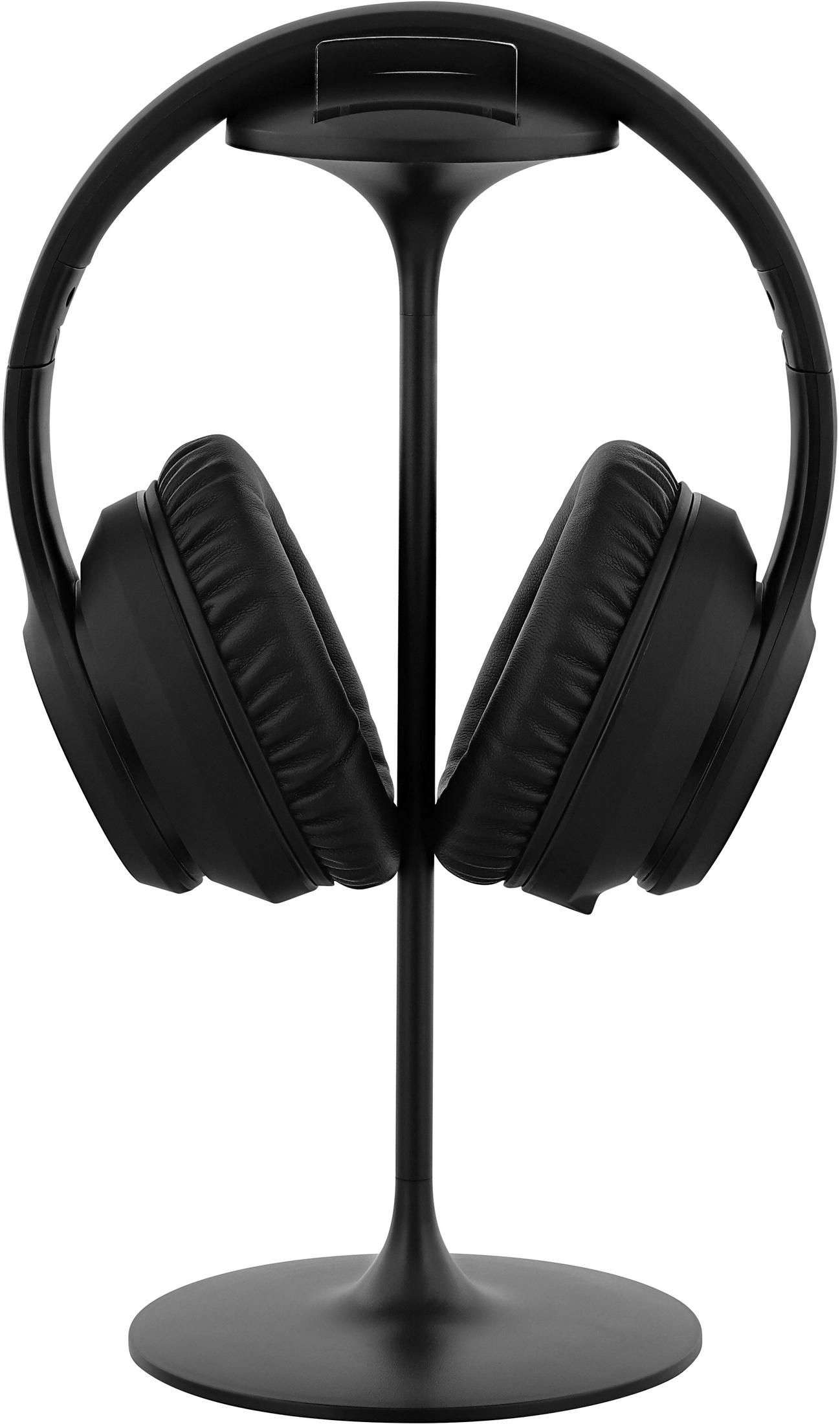 Casque noir posé sur un support noir, isolé sur fond blanc.