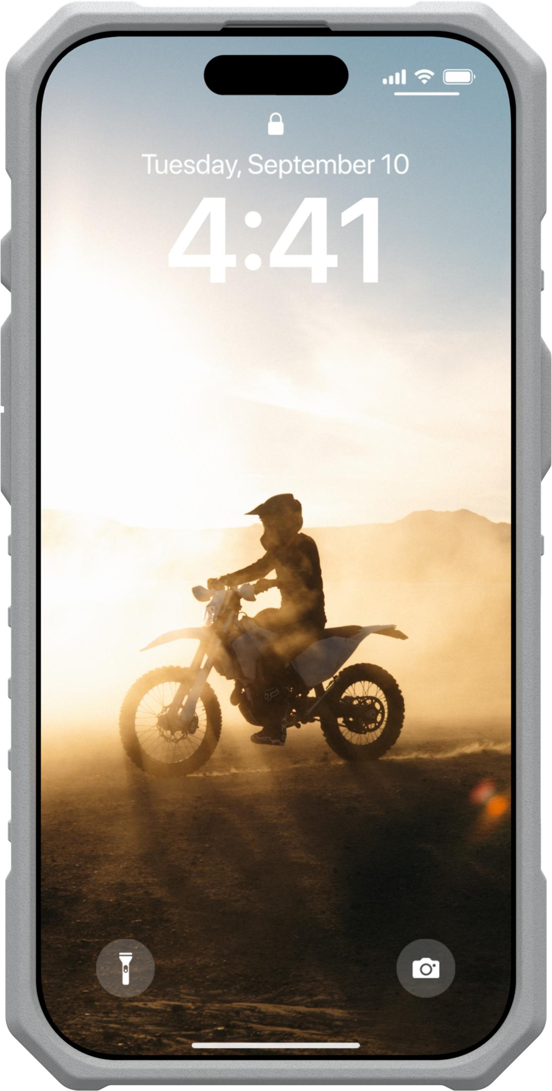 Ein Motorradfahrer fährt durch Staub bei Sonnenuntergang. Dienstag, 10. September, 4:41 Uhr.