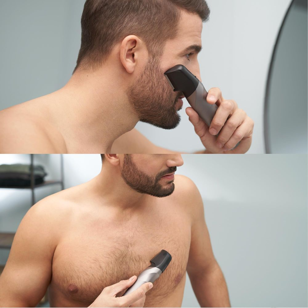 Uomo si rade barba e petto con rifinitore elettrico.