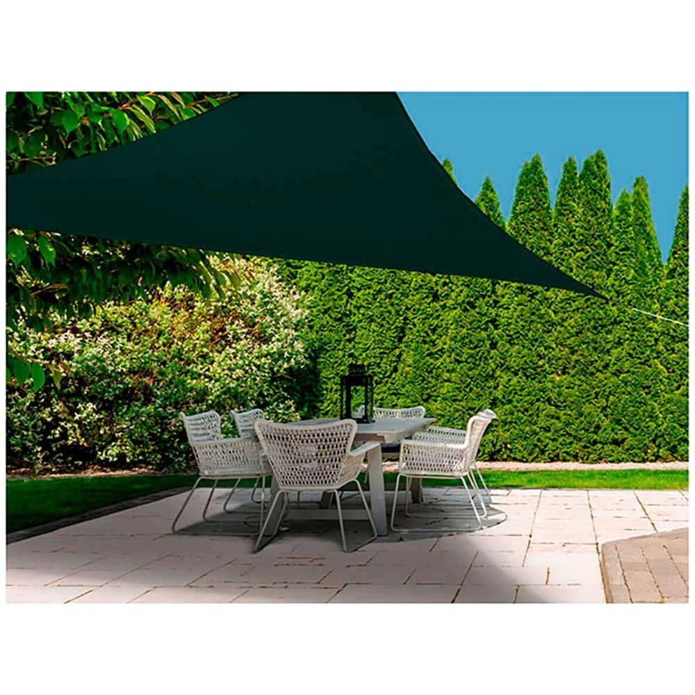 Ein Tisch mit weißen Stühlen unter einem dunklen Sonnensegel im Garten.