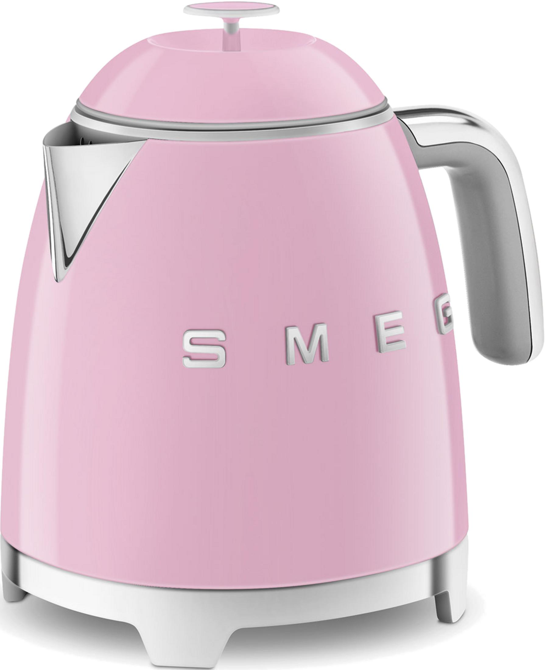 Różowy czajnik Smeg z chromowanym uchwytem i pokrywką na białej podstawie.