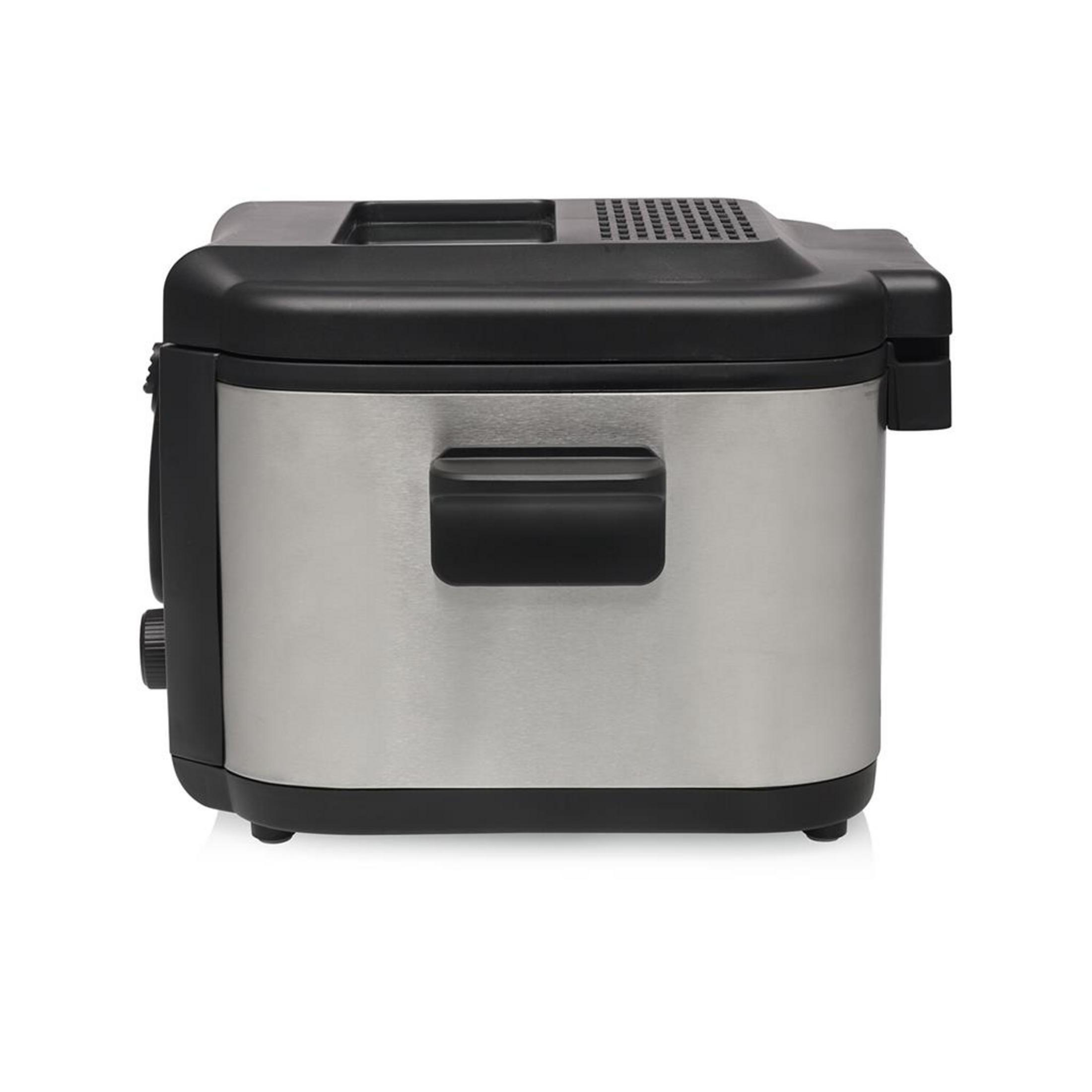 Friteuse in acciaio inox con coperchio e manico neri, isolata su bianco.