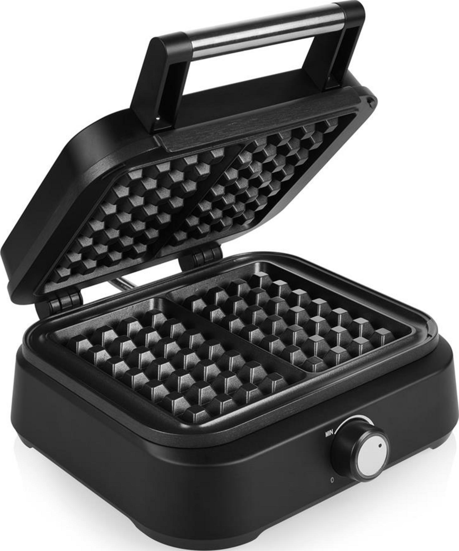 Czarna gofrownica z otwartą pokrywą, ukazująca płyty grzewcze.