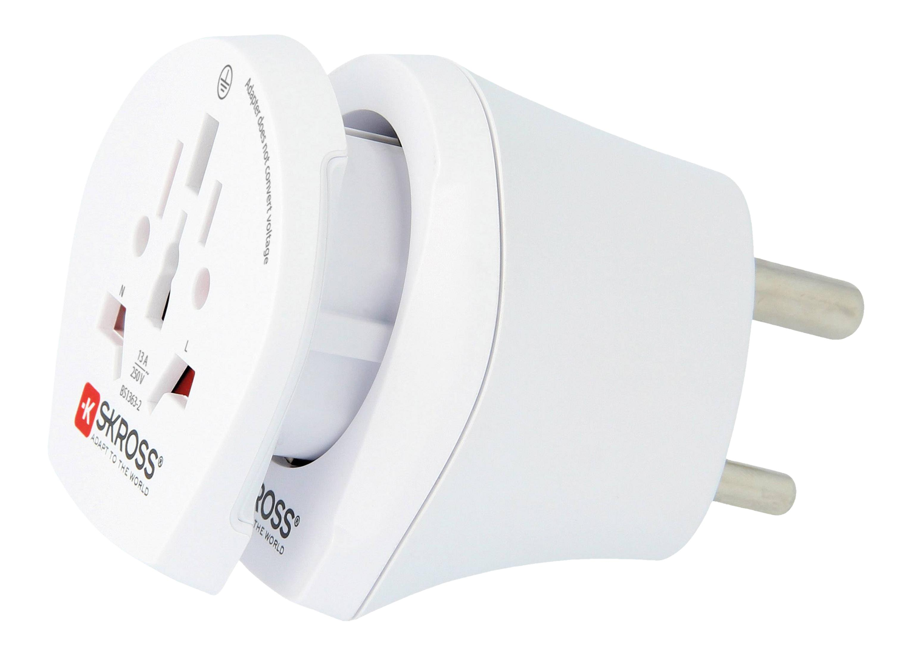 Un adattatore universale bianco con logo K-Skross. Ha prese multiple.