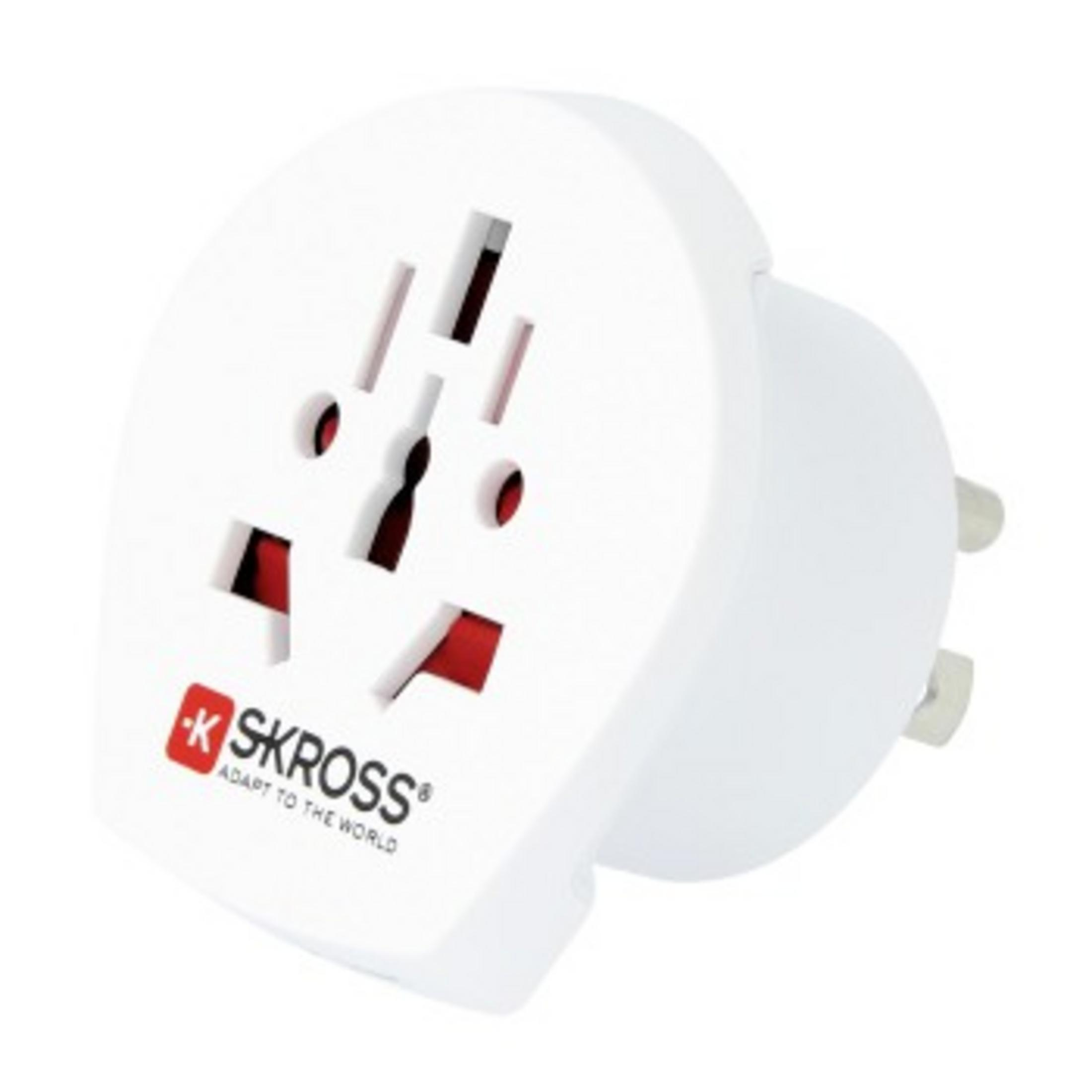Un adaptador de viaje blanco con múltiples ranuras y el logo de SKROSS.