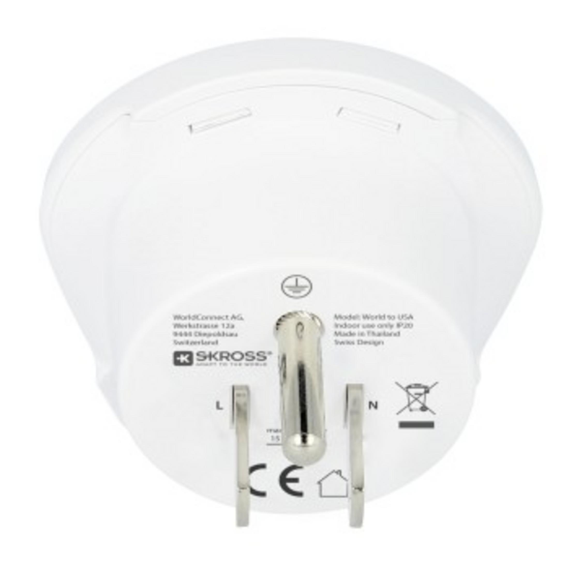Adaptador de viaje blanco con tres clavijas metálicas y detalles.