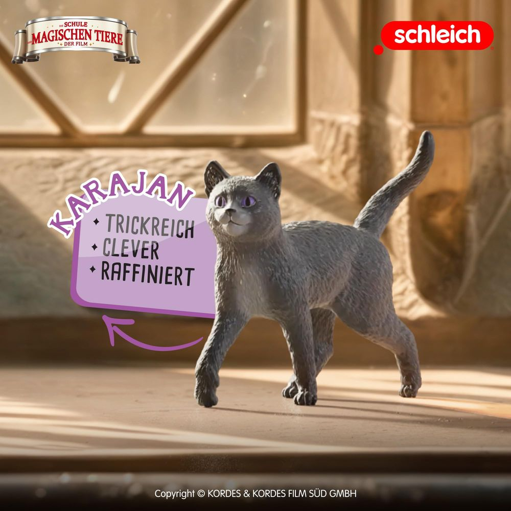 Szary kot z fioletowymi oczami stoi na drewnianej podłodze. Tekst.