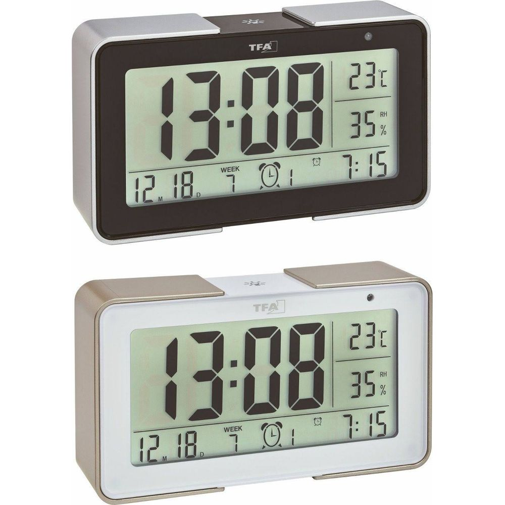 Zwei TFA-Digitaluhren nebeneinander, eine schwarz, eine weiß. Beide zeigen 13:08.