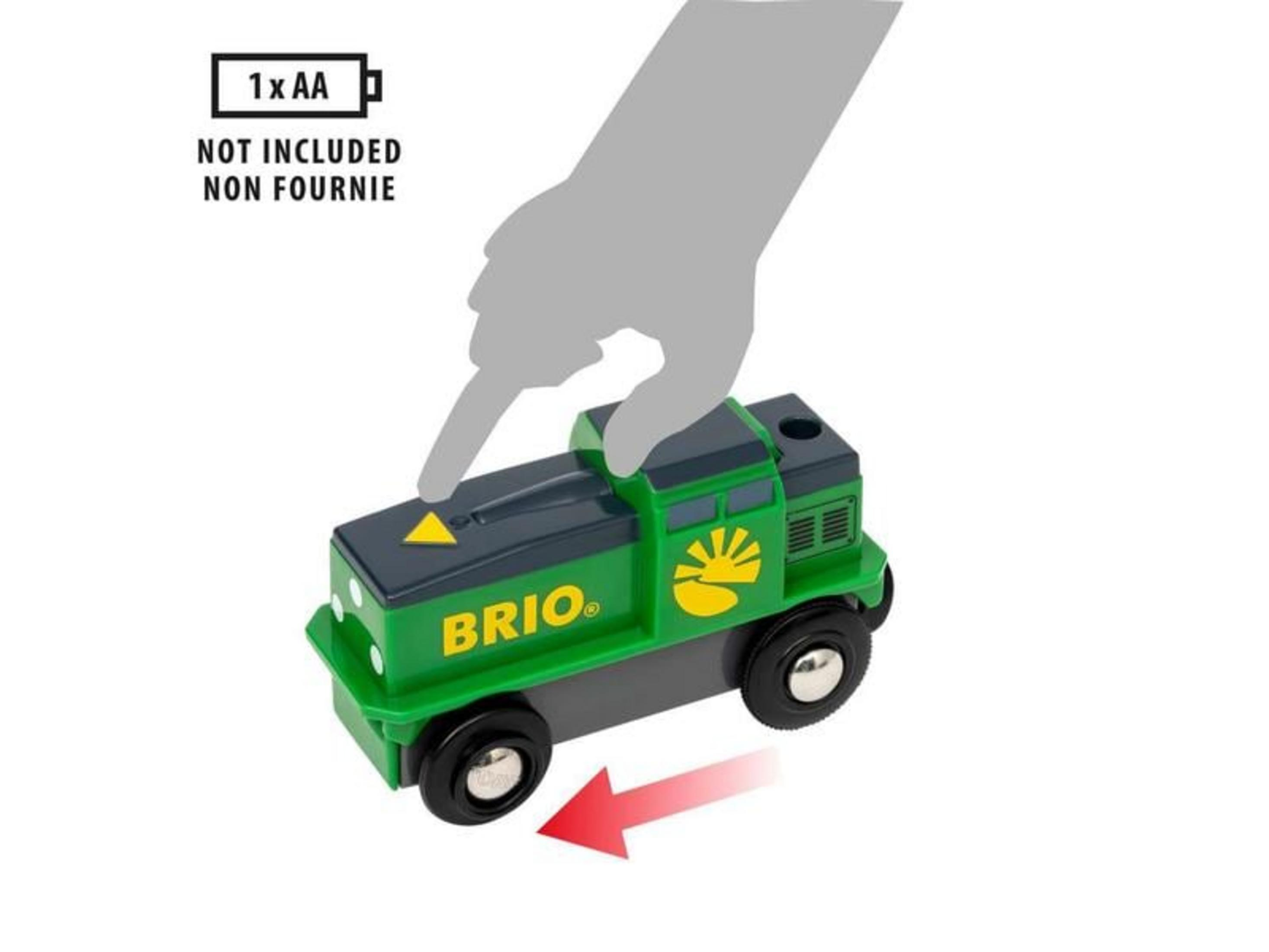 Zielony pociąg BRIO z czarnym dachem i kołami, na białym tle.