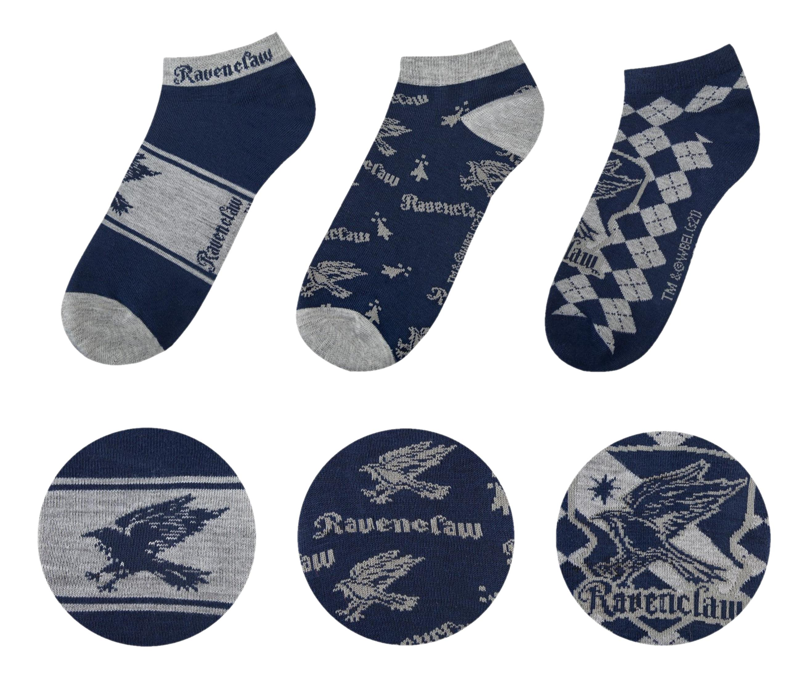 Drei blau-graue Socken mit Ravenclaw-Motiv und Adler-Detailaufnahmen.