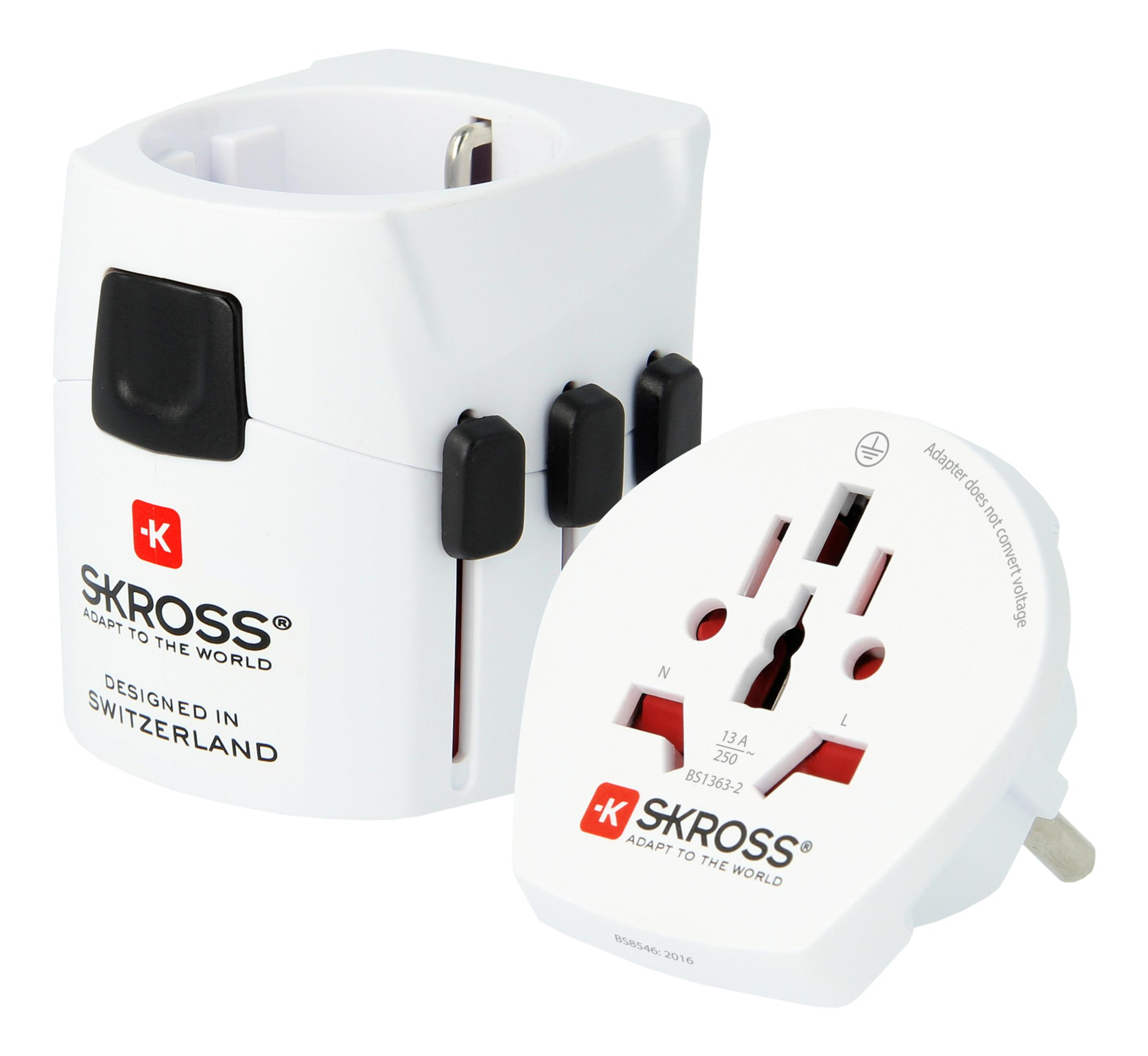 Un adattatore da viaggio SKROSS bianco con prese multiple e spina staccabile.