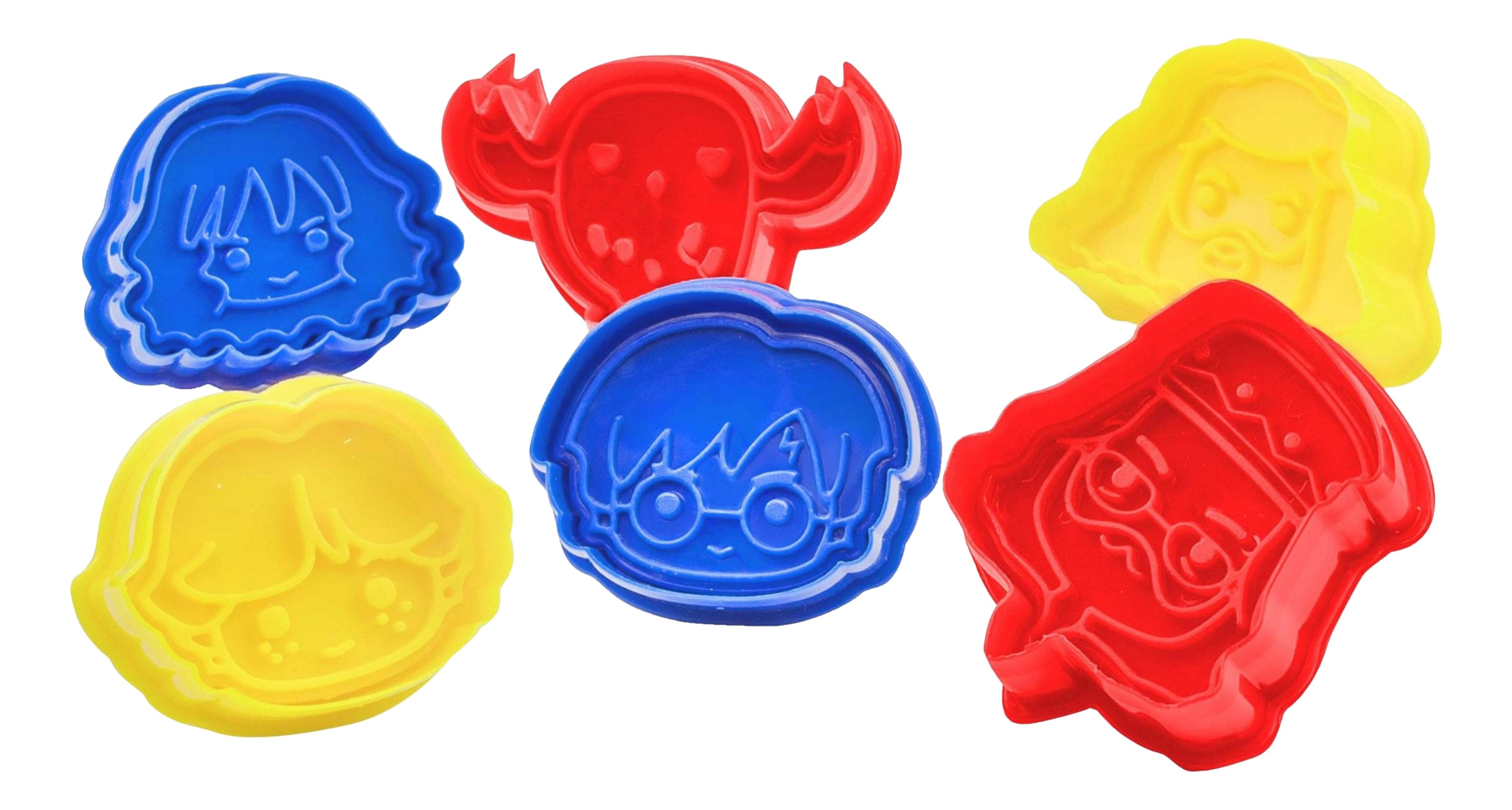 Sechs bunte Plätzchenformen für Kinder: rot, blau und gelb.