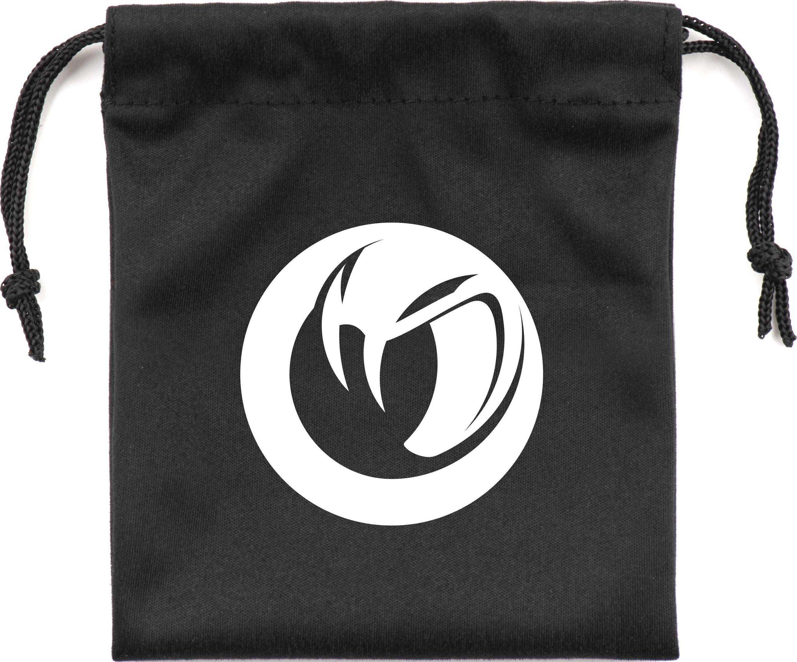 Czarna torba na sznurek z białym logo.