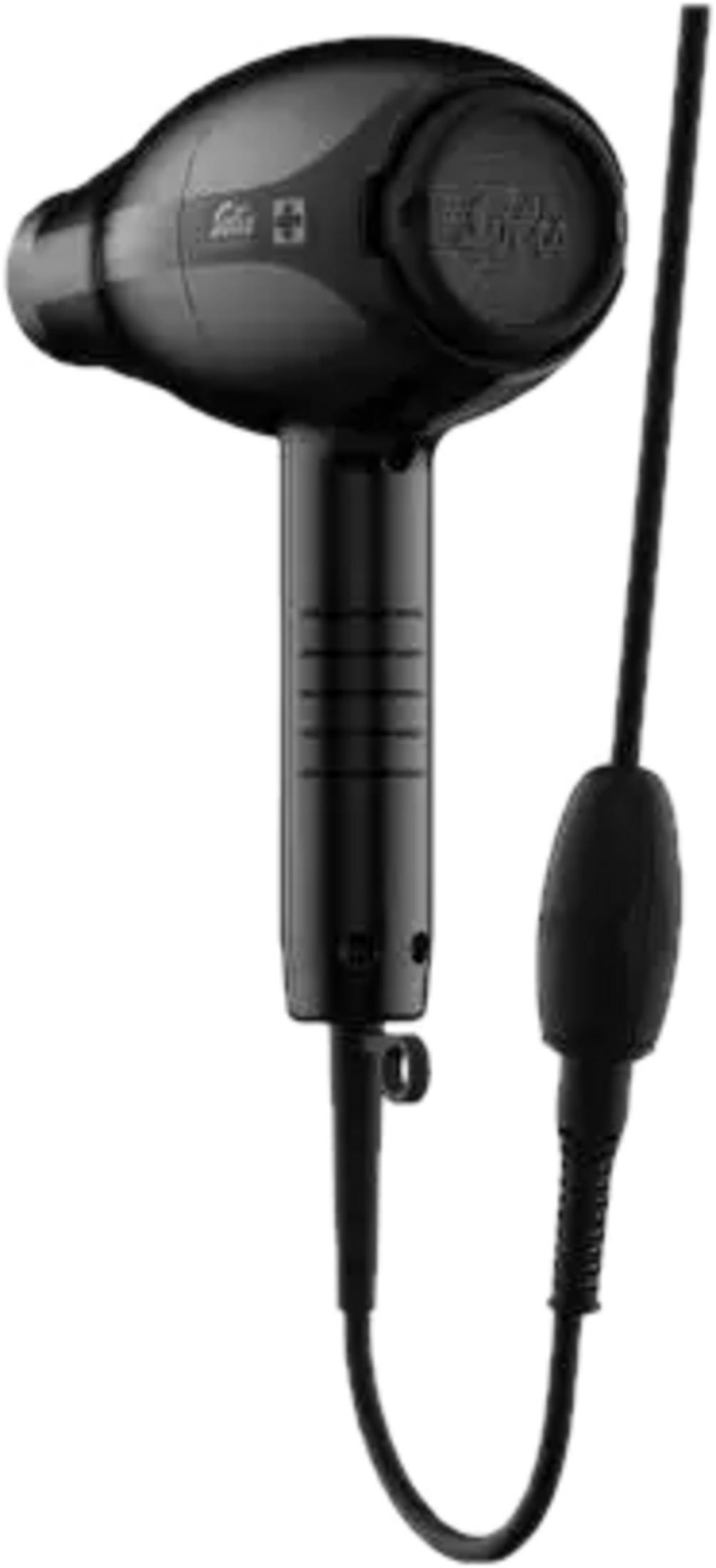 Ein schwarzer Haartrockner mit Kabel, der auf weißem Hintergrund steht.