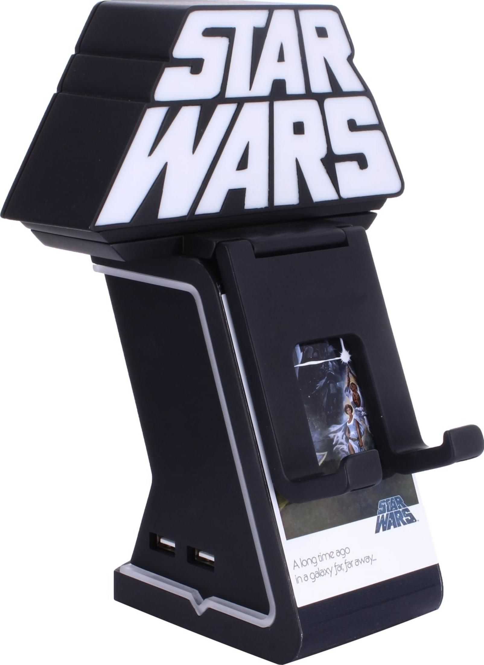 Ein schwarzer Star Wars Ständer mit weißer Schrift und einem Bild.
