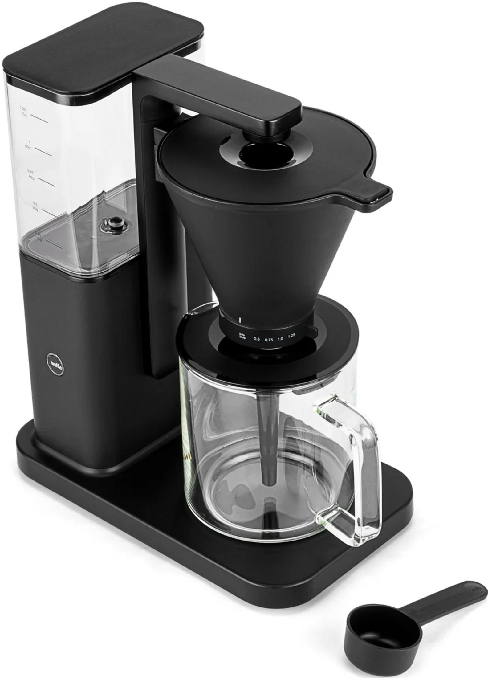 Schwarze Kaffeemaschine mit Glaskaraffe und Messlöffel.