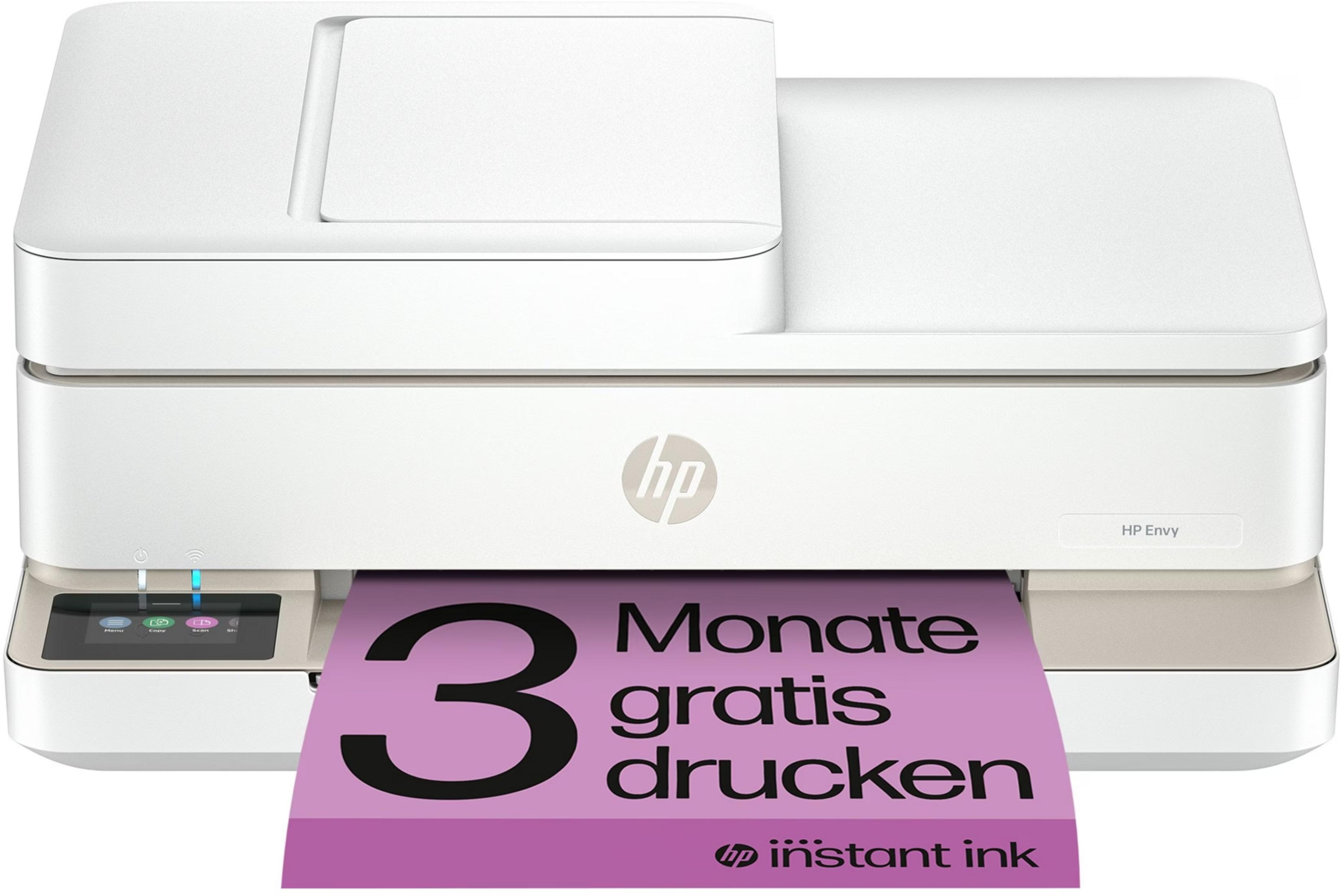 Una impresora HP Envy blanca con un banner morado que dice "3 meses de impresión gratis".