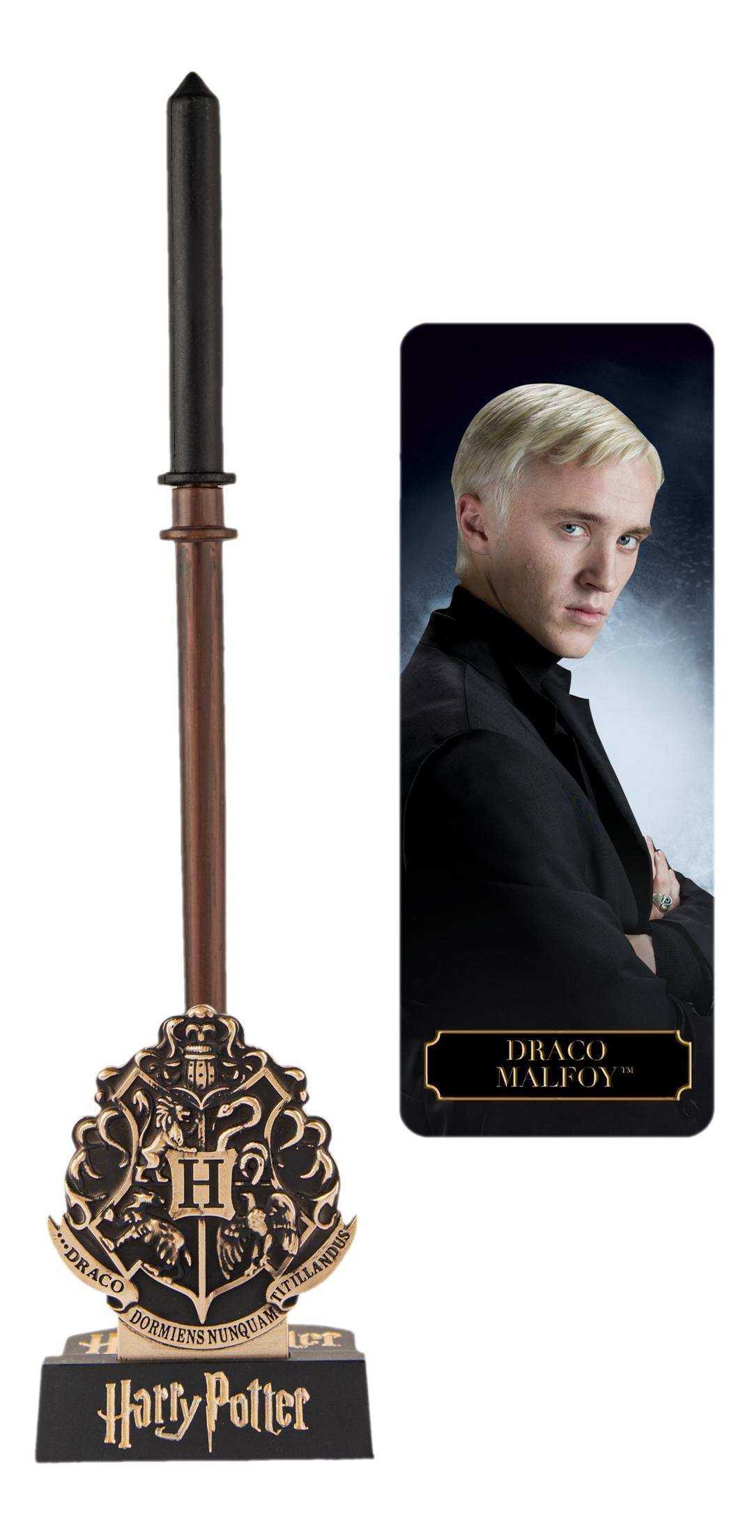 Draco Malfoy-Zauberstab mit Hogwarts-Wappen und Namensschild. Dunkelbrauner Griff.